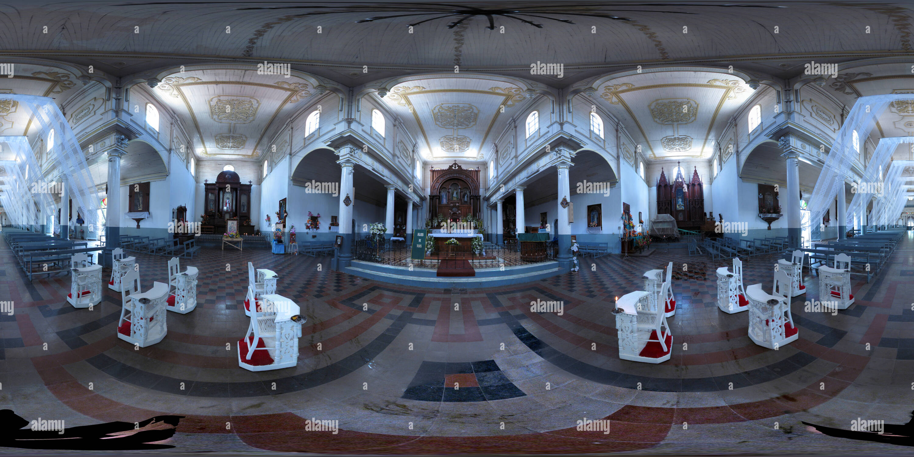 360 degree panoramic view of Iglesia Parroquial de San Jose Guayabal - Interior Frente Altar Mayor
