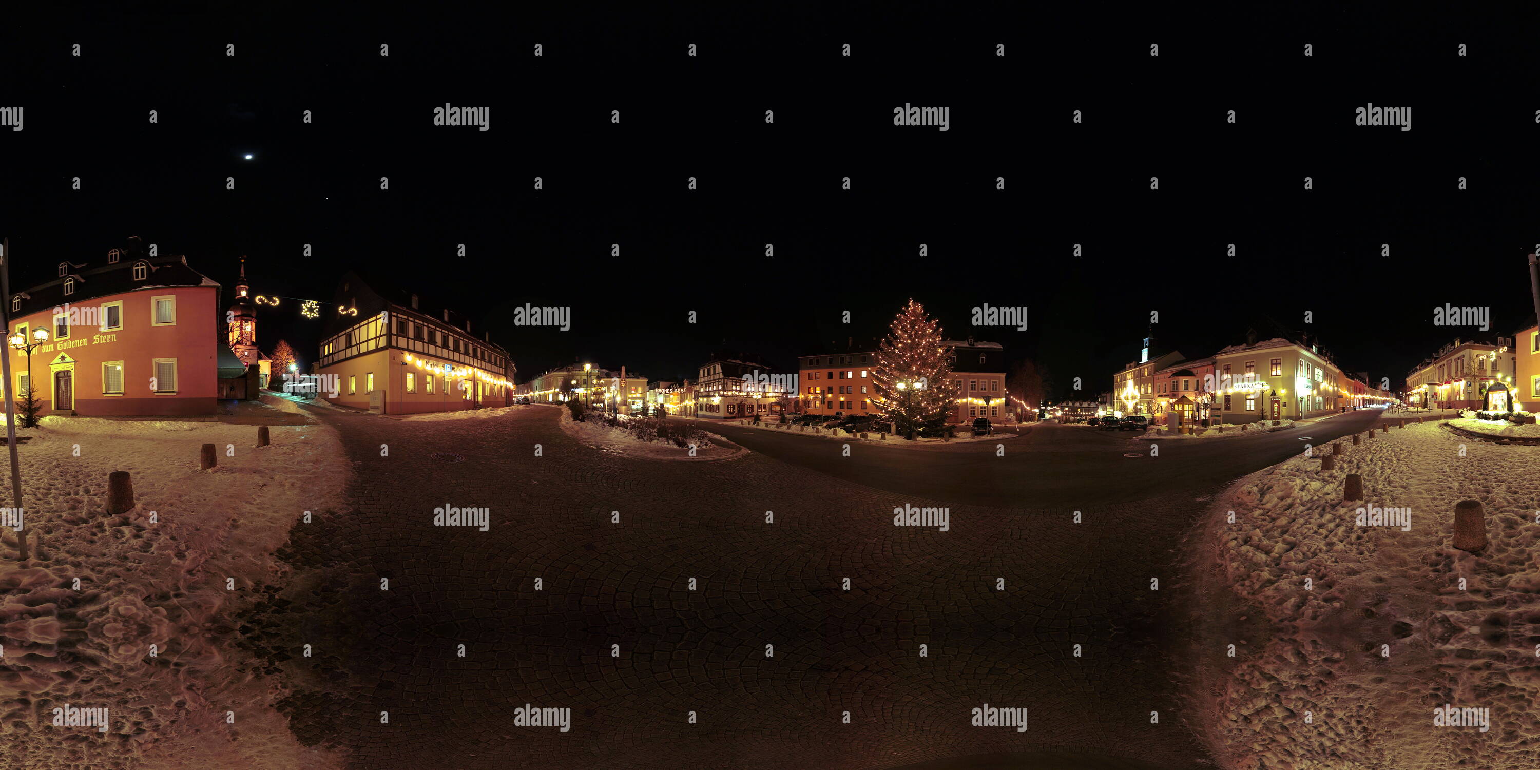 360 View Of Christmas illuminated Market Place Alamy