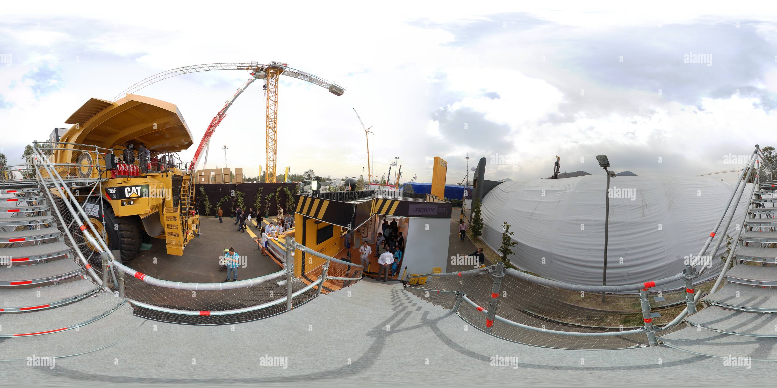 360° view of Biggest Truck in the World - CAT 795F - Alamy