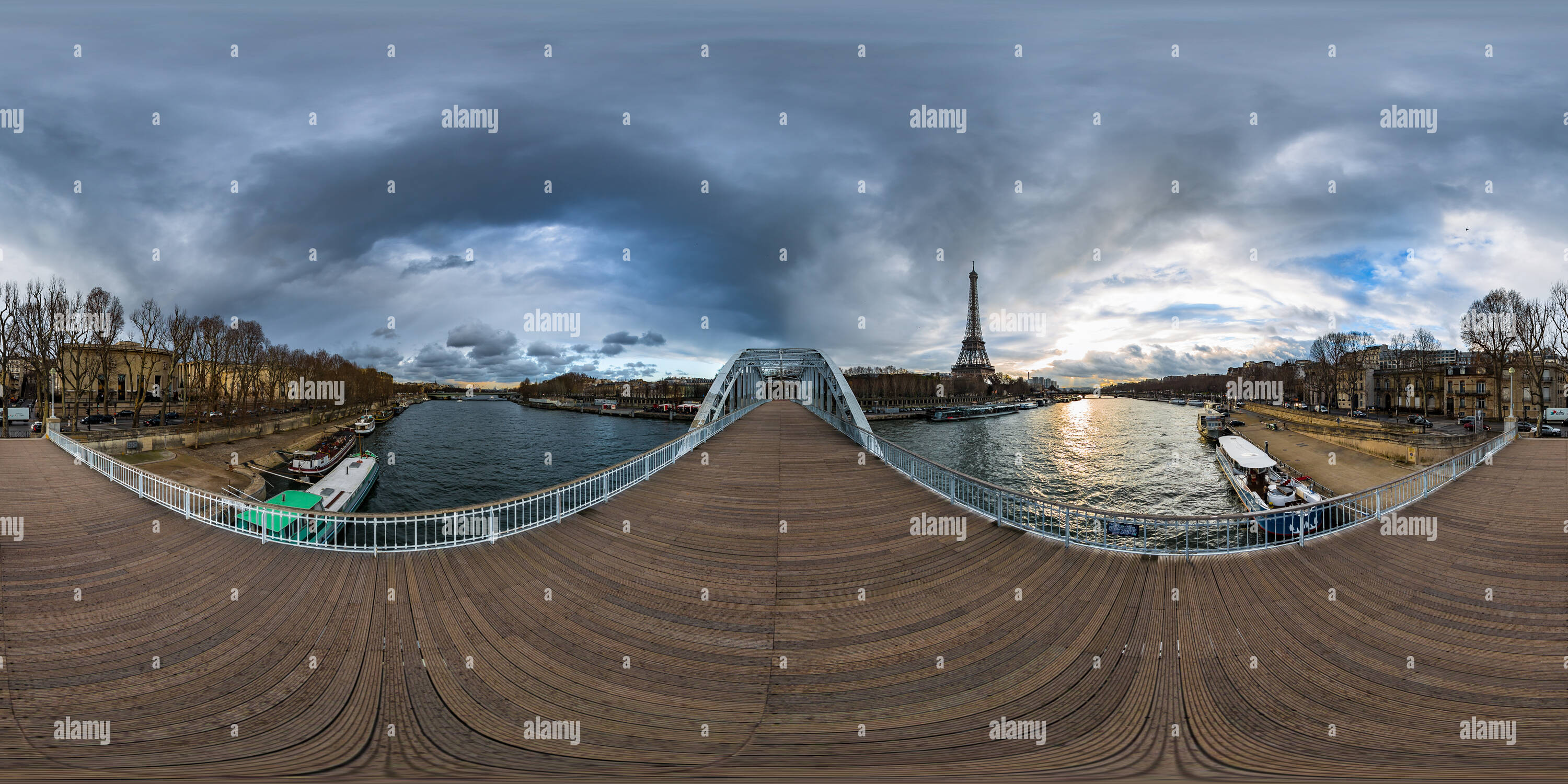 360° view of Impressive Eiffel Tower view at Passerelle Debilly 