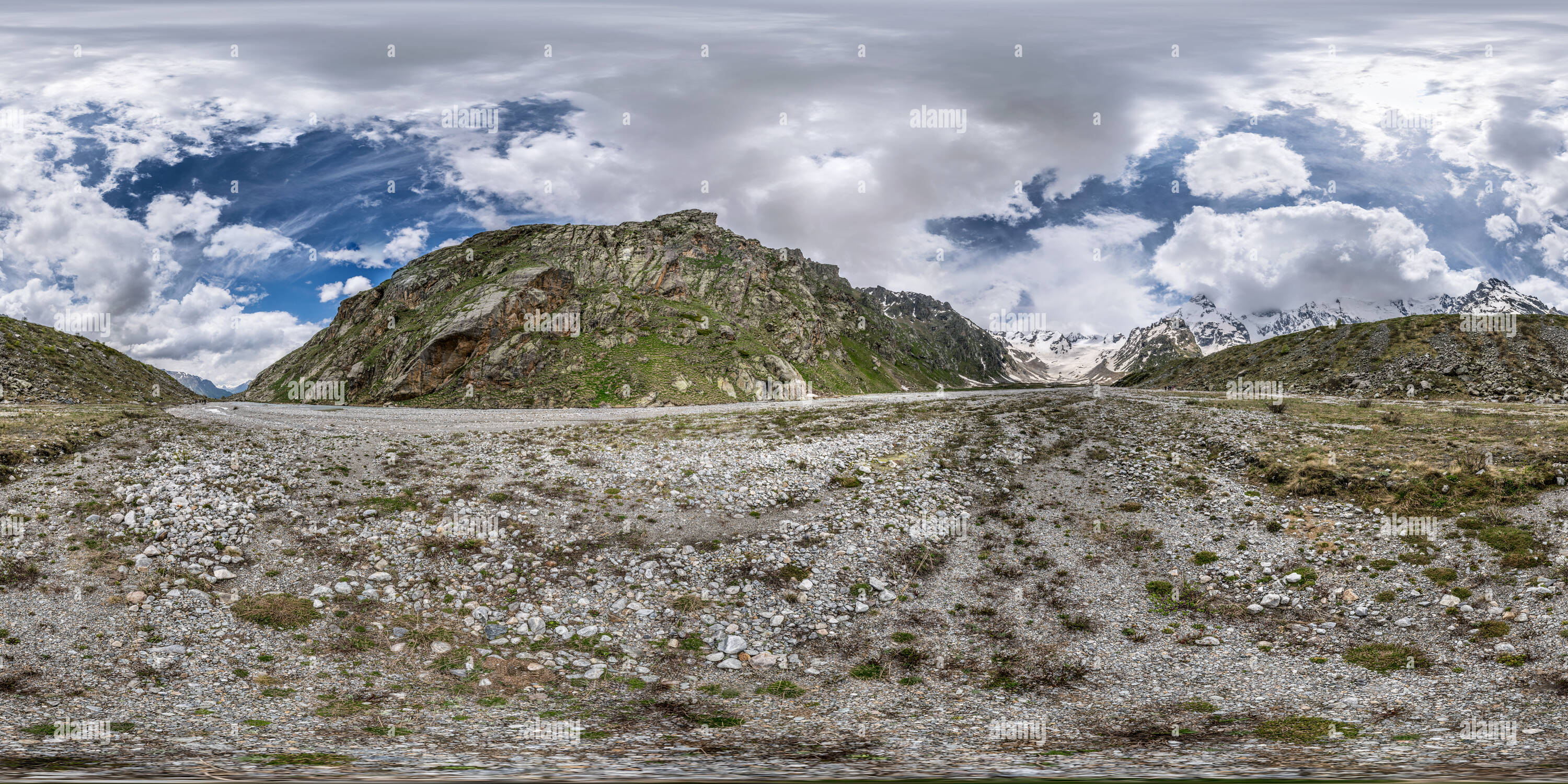 360 degree panoramic view of On the way to the Green Hotel (Panorama 314 2015/06/14)