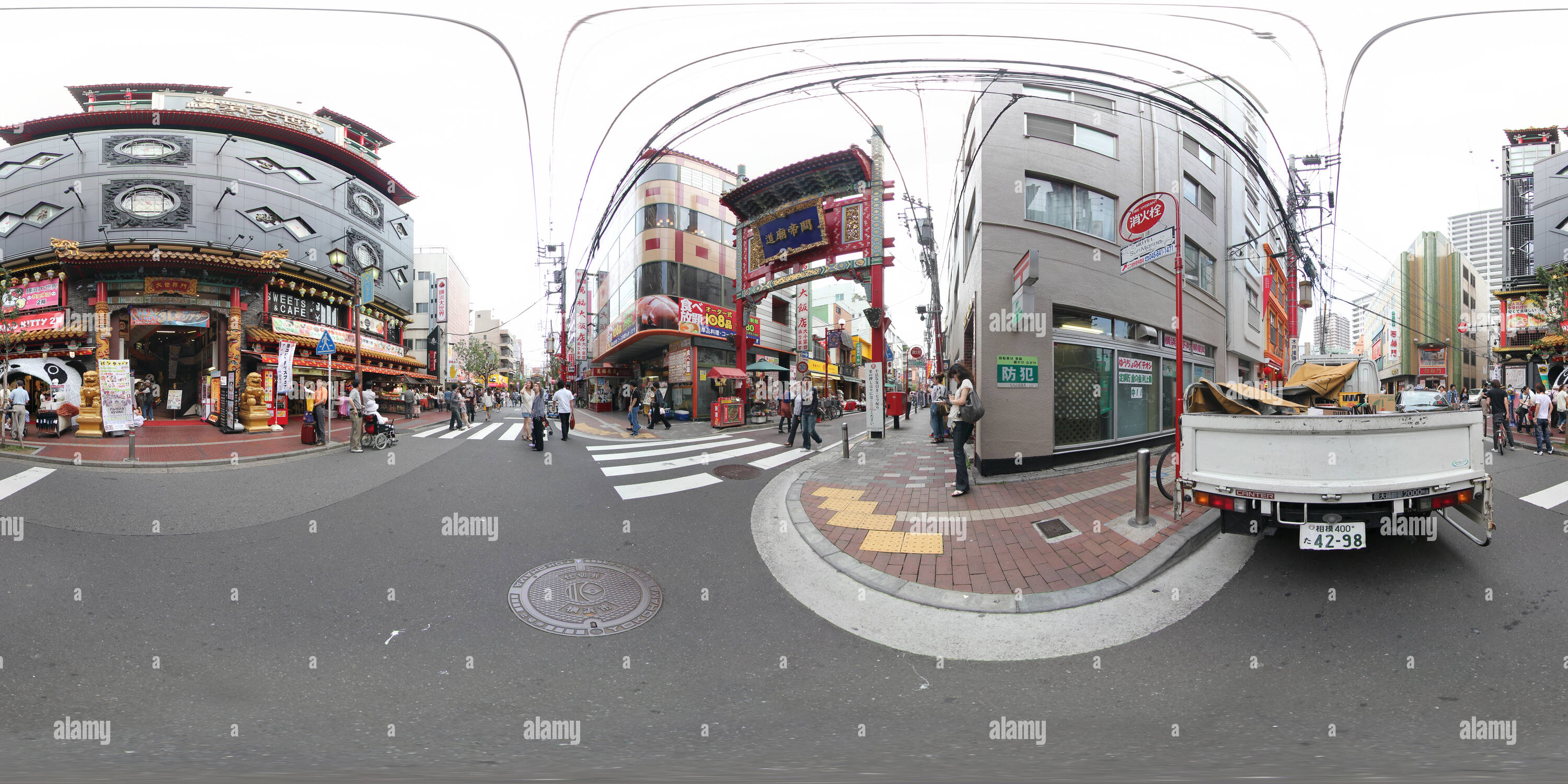 360° view of Yokohama Chinatown gate - Alamy