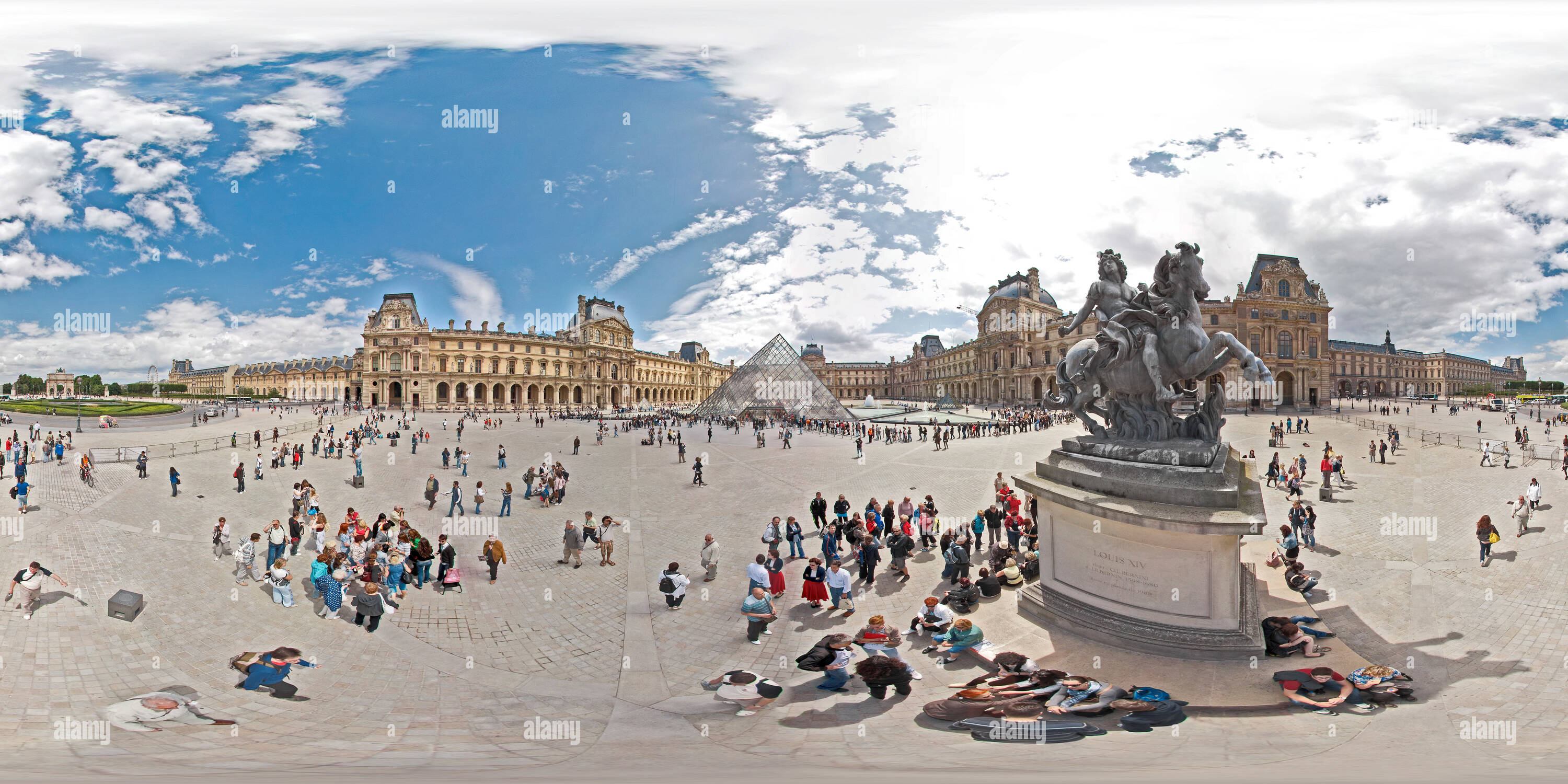 360 degree panoramic view of Museo De Louvre Paris Francia