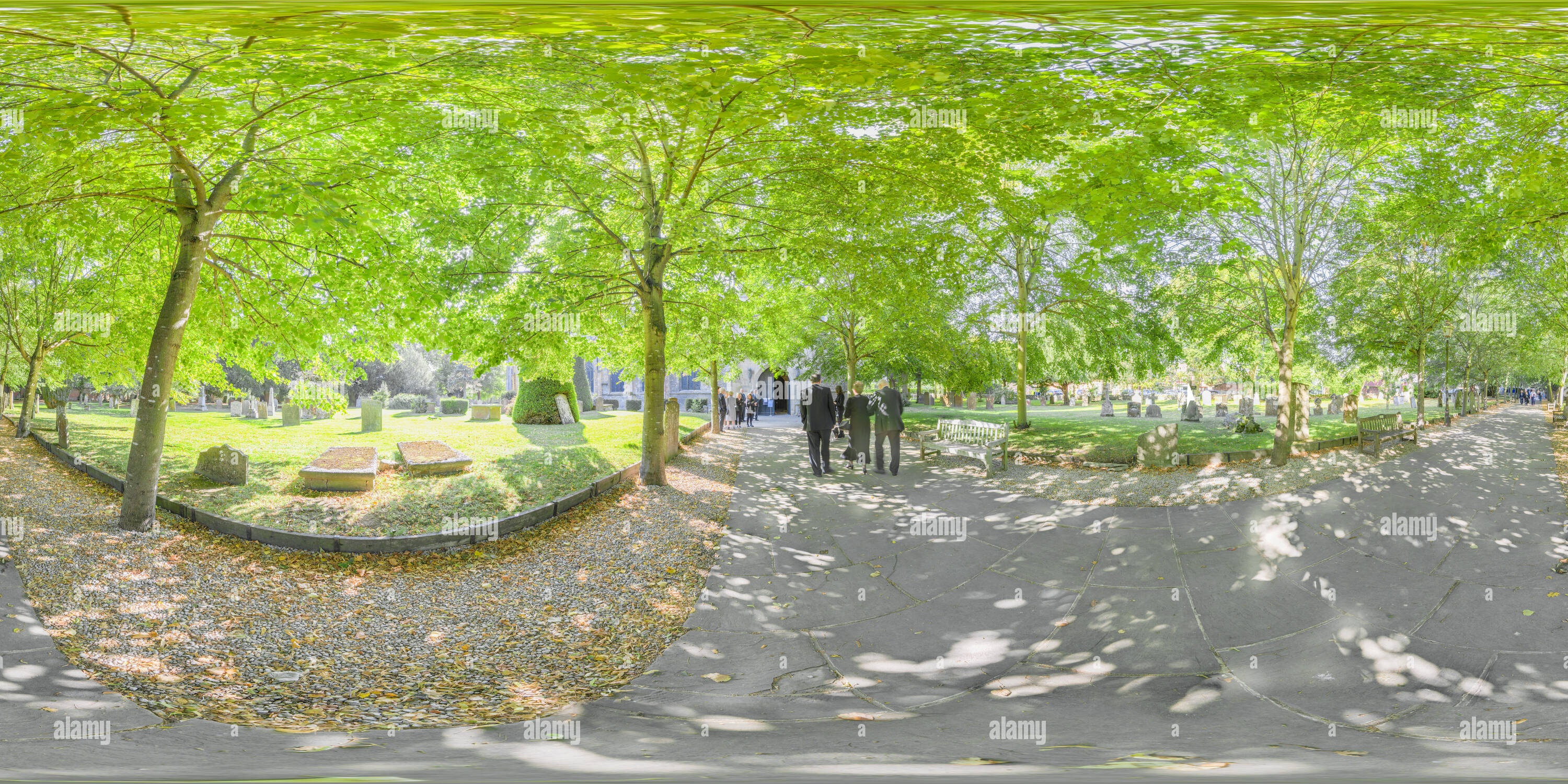 360 Grad Panorama Ansicht von Trauernde Spaziergang entlang einem Weg durch den Friedhof an der christlichen Kirche Heilige Dreifaltigkeit in Stratford-upon-Avon, Warwickshire, England (wo Shakes