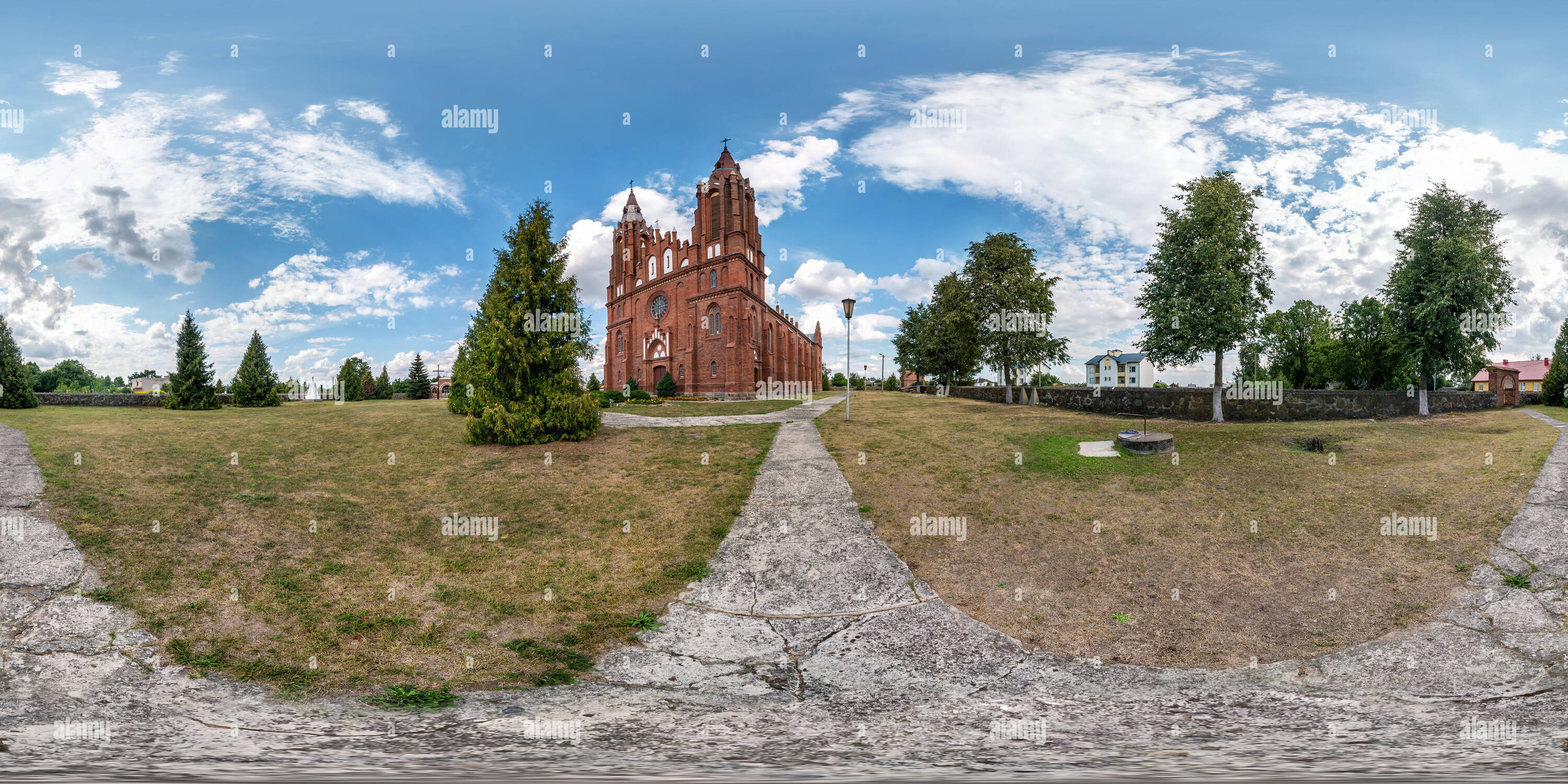 360 Grad Panorama Ansicht von Vollständige nahtlose sphärischen hdri Panorama 360° Winkel, in einem kleinen Dorf mit dekorativen mittelalterliche Architektur im Stil der Kirche in equirectangular sphärisch