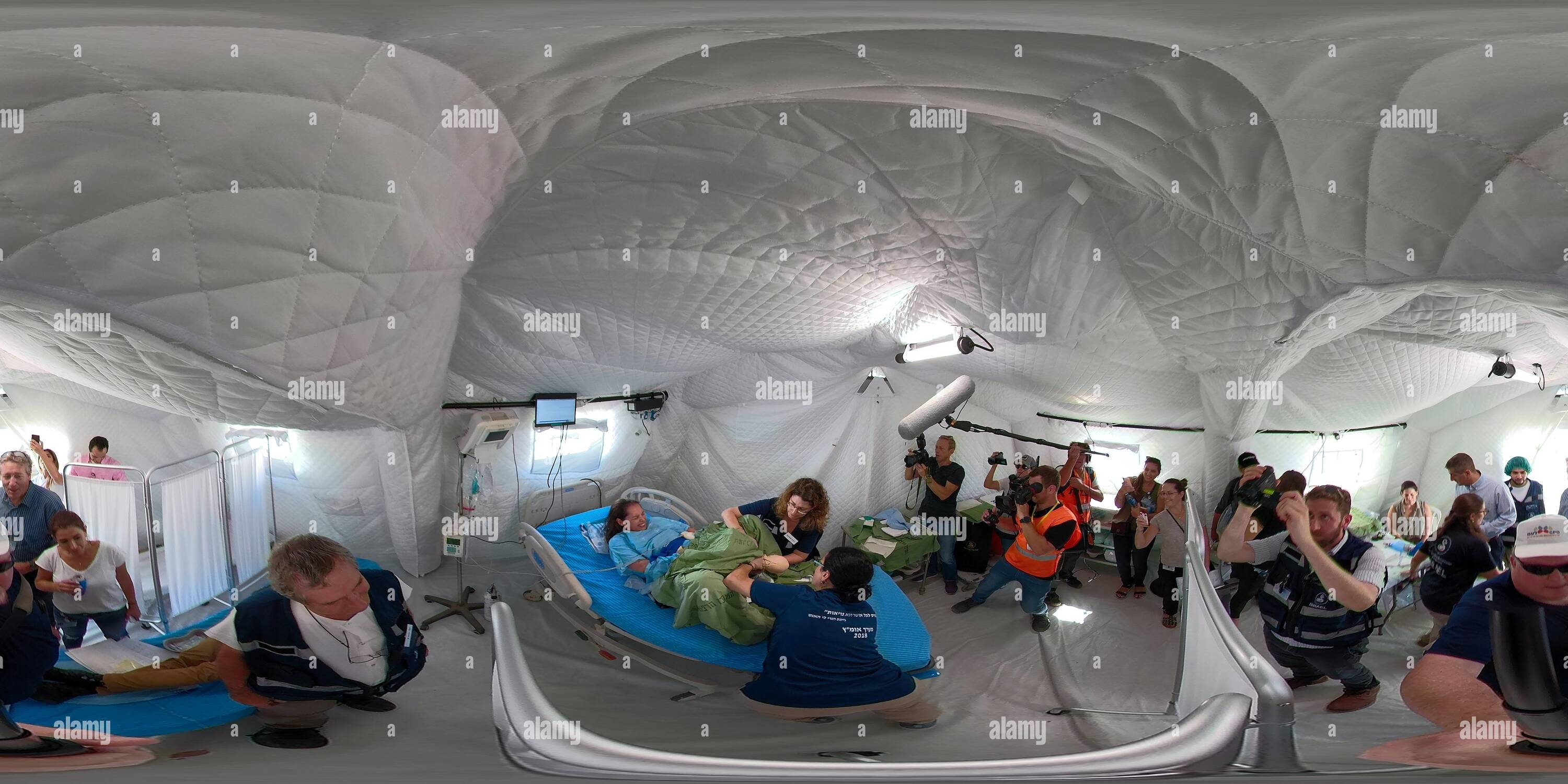 360 Grad Panorama Ansicht von Eine Frau, die Geburt im Krankenhaus während der Nationalen Erdbeben Bohren. Mit Yitshak Kreiss MD im Hintergrund, Generaldirektor, Sheba Medical Center,
