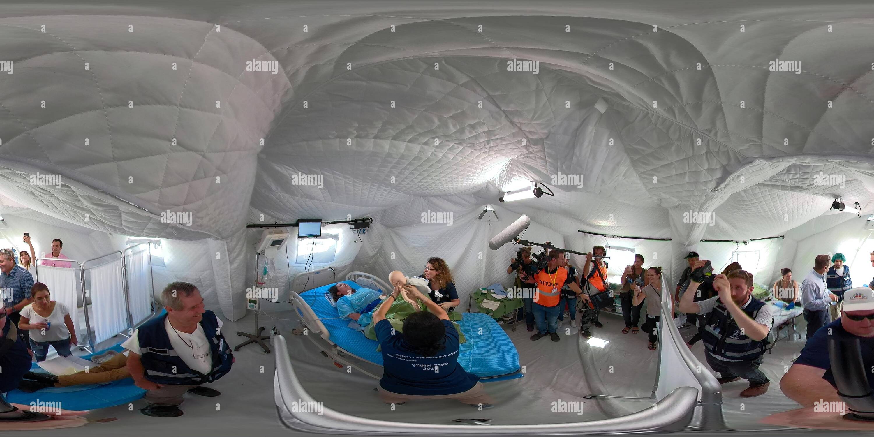 360 Grad Panorama Ansicht von Eine Frau, die Geburt im Krankenhaus während der Nationalen Erdbeben Bohren. Mit Yitshak Kreiss MD im Hintergrund, Generaldirektor, Sheba Medical Center,