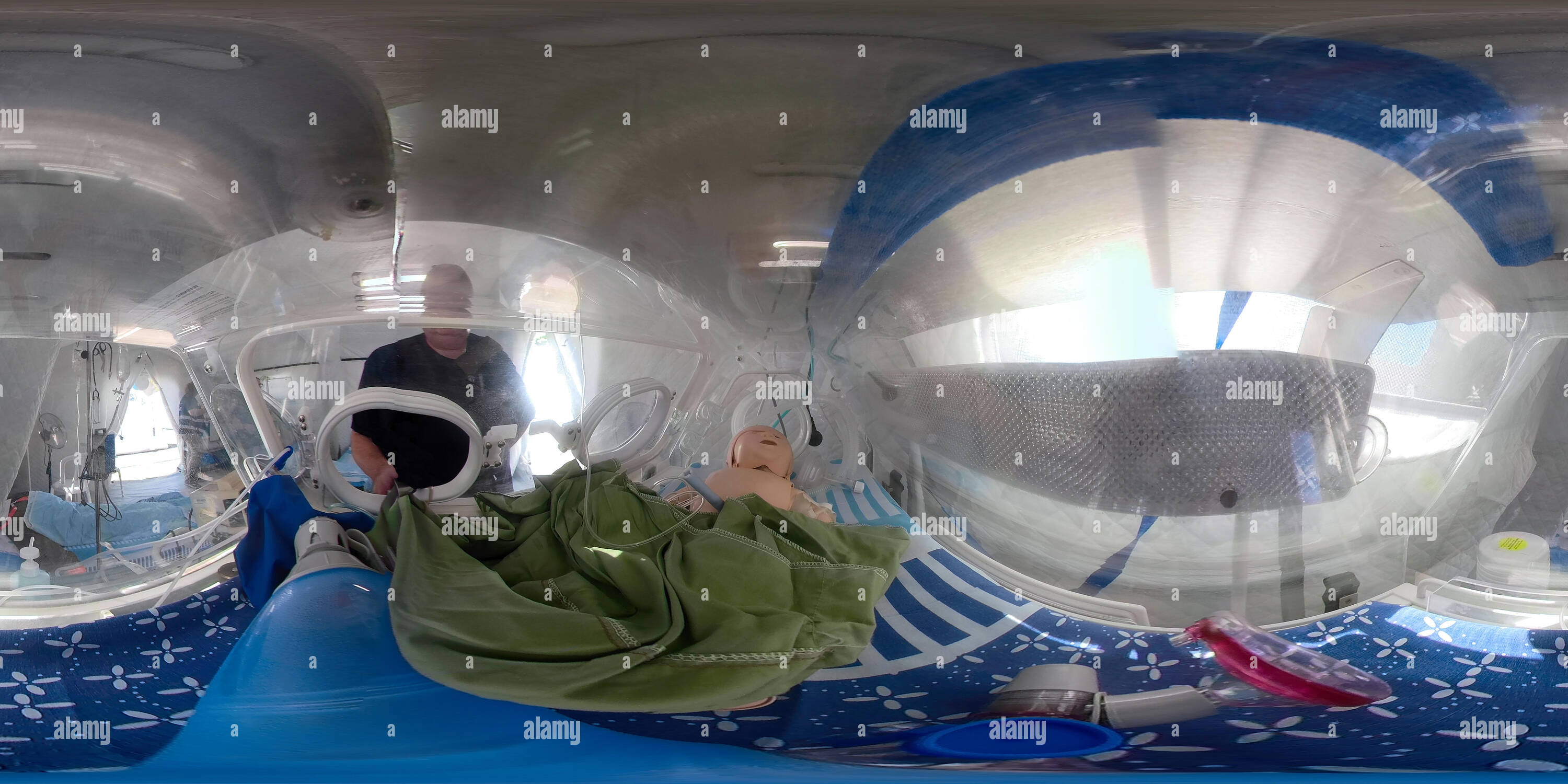 360 Grad Panorama Ansicht von Ein frühgeborenes Baby inside Neugeborenen neugeborene Inkubator während der Nationalen Erdbeben Bohren geboren in Feldlazarett in Sheba Medical Center, Tel Hashomer, Israe