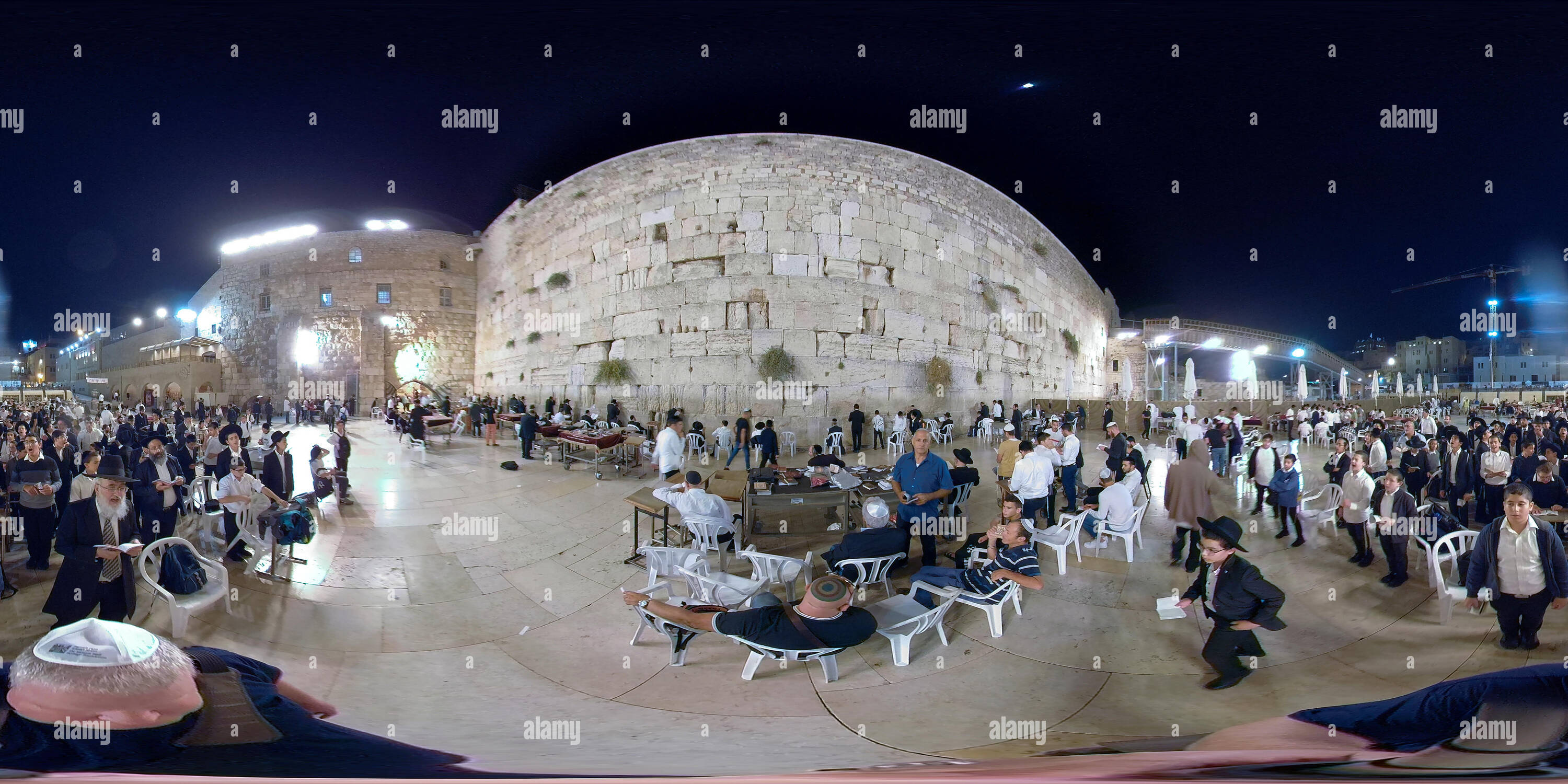 360 Grad Panorama Ansicht von 24:00 Uhr Gebete an der westlichen Mauer, Slihot, Bußgebete, von SEPHARDISCHEN und Ashkenazi Gläubigen gebetet, bis Jom Kippur. Jerusalem, Israel, 3.