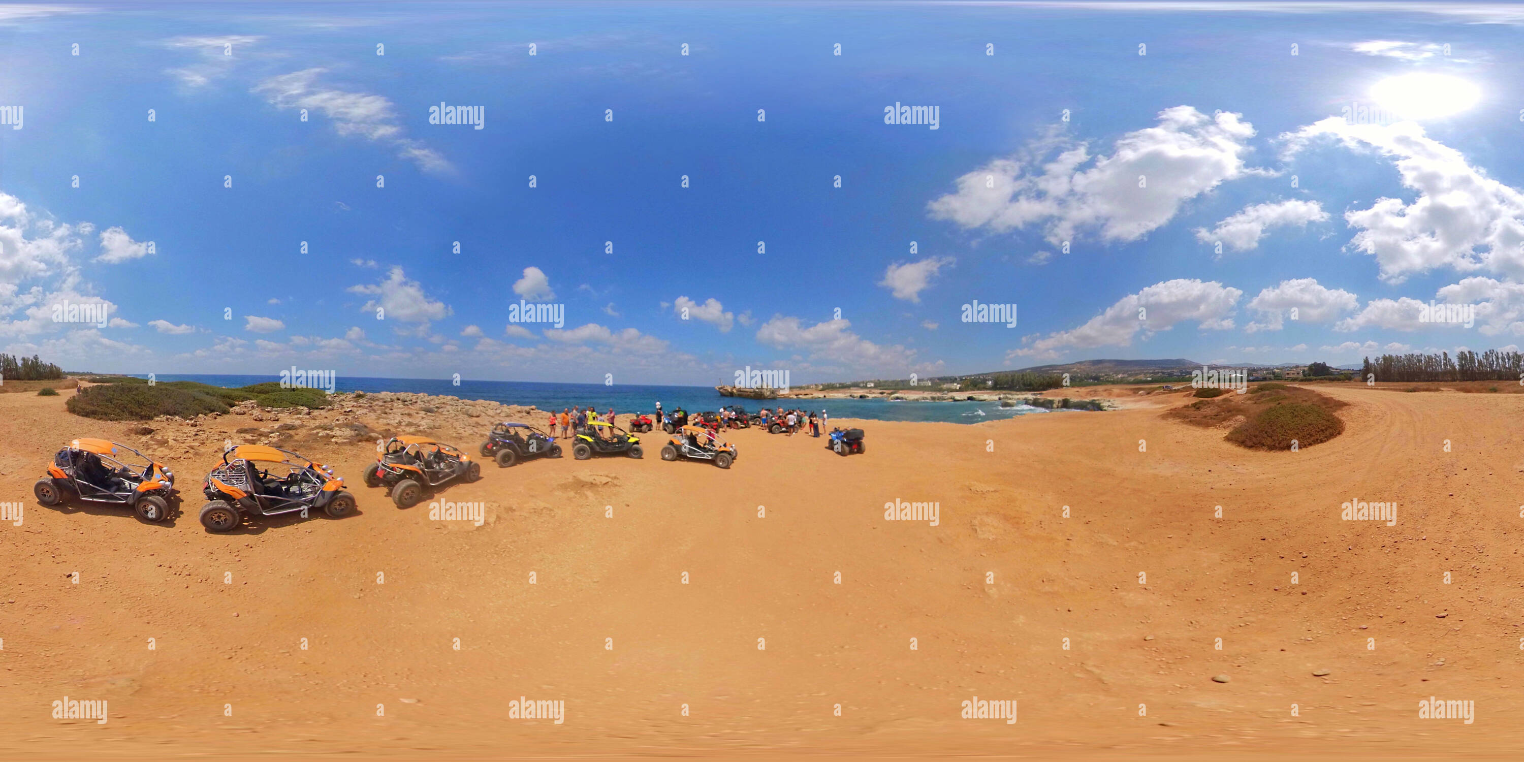 360 Grad Panorama Ansicht von Touristen mit Buggys besuchen das Schiffswrack von Edro III, Paphos, Zypern (360VR)