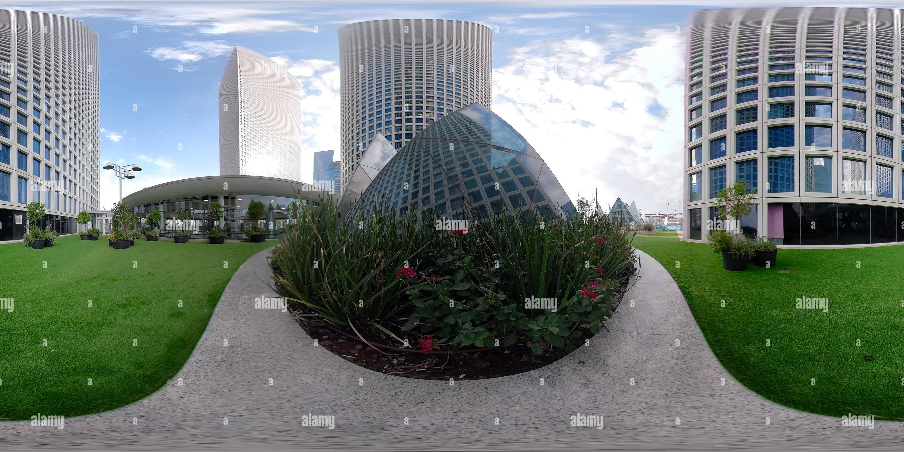 360 Grad Panorama Ansicht von Skyline von Tel Aviv und Blick auf den kreisförmigen, quadratischen und dreieckigen Azrieli Towers. Blick über den Kopf! 360 Foto 2:1 Seitenverhältnis für VR-Anwendungen