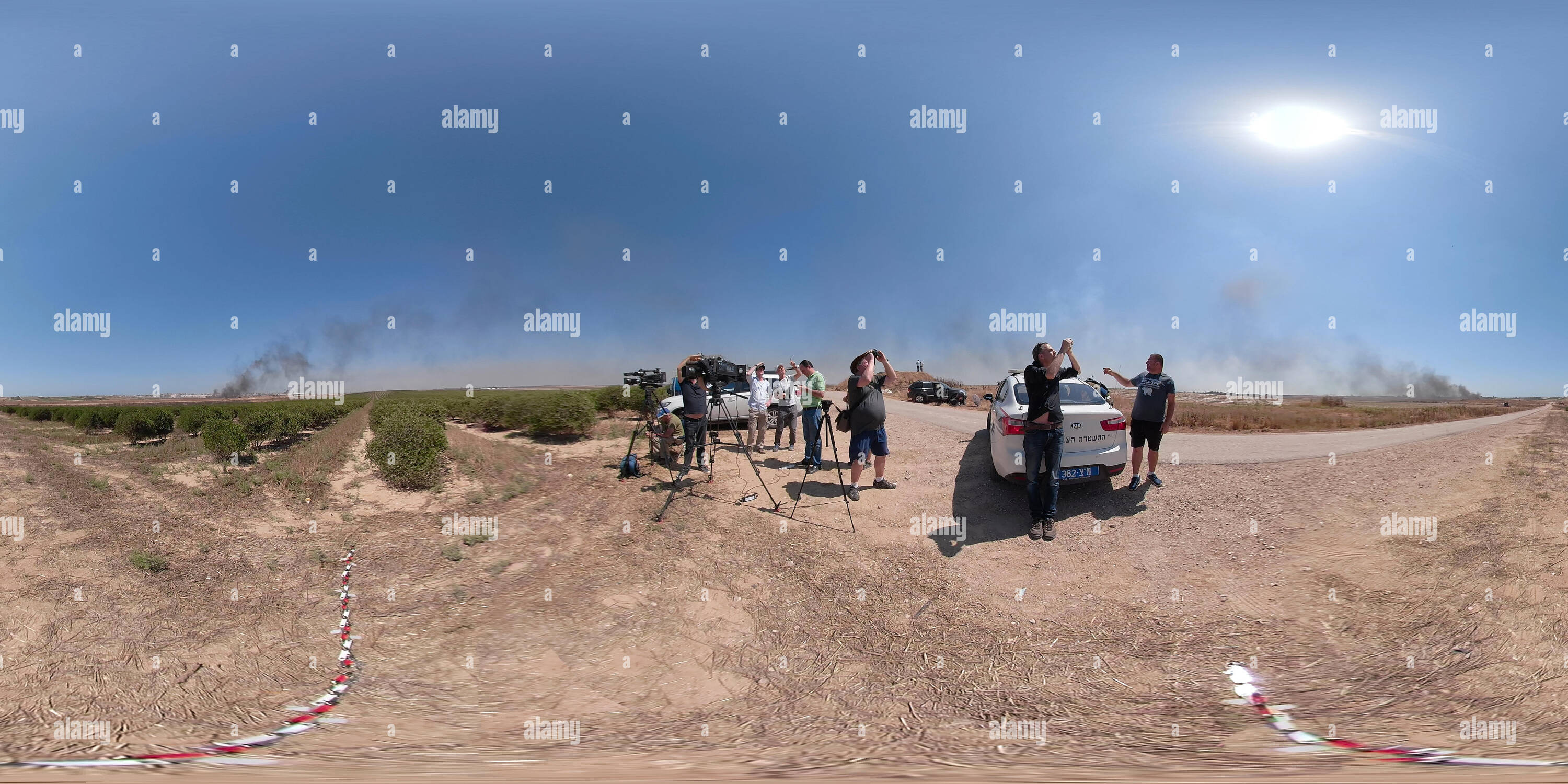 360 Grad Panorama Ansicht von Foto Journalisten nehmen Sie Bilder der Proteste und Demonstrationen in Gaza Stadt mit einem großen Teleobjektiv, Karni Überfahrt, Israel. Gazastreifen Grenze