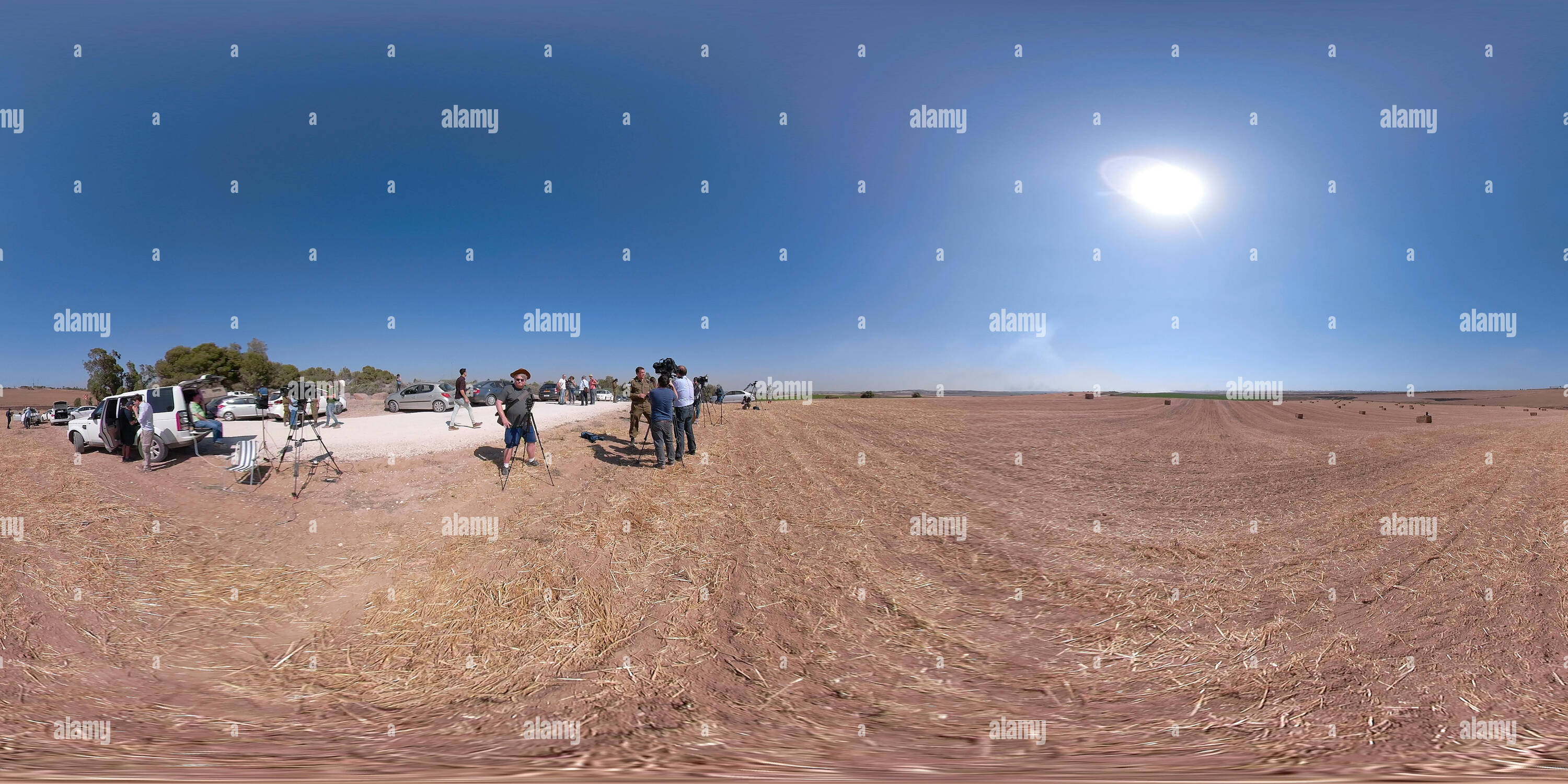 360 Grad Panorama Ansicht von IDF-Sprecher gibt ein Interview. Foto Journalisten nehmen Sie Bilder der Proteste und Demonstrationen in Beit Hanoun mit einem großen Tele Objektiv, ist