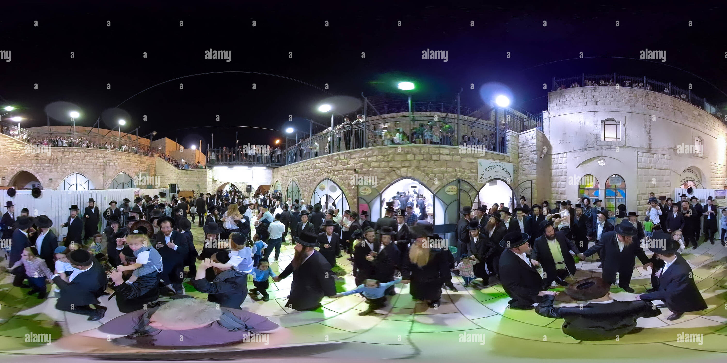 360 Grad Panorama Ansicht von Haredim feiern Tu B'Av, der hebräische Feiertag der Liebe in Meron, ein großer Tag für Hochzeiten. 360 Foto vr Panorama 2:1 Seitenverhältnis für VR-Anwendungen