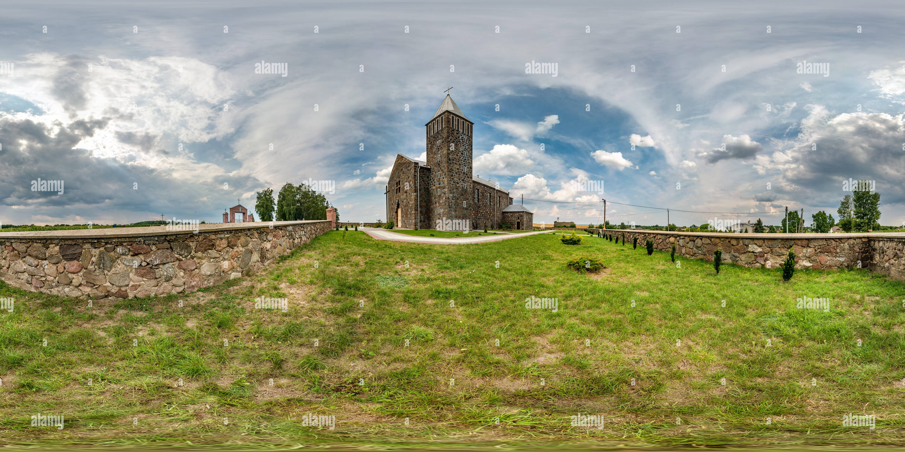 360 Grad Panorama Ansicht von Vollständige nahtlose sphärischen hdri Panorama 360° Winkel, in einem kleinen Dorf mit dekorativen mittelalterliche Architektur im Stil der Kirche in equirectangular sphärisch