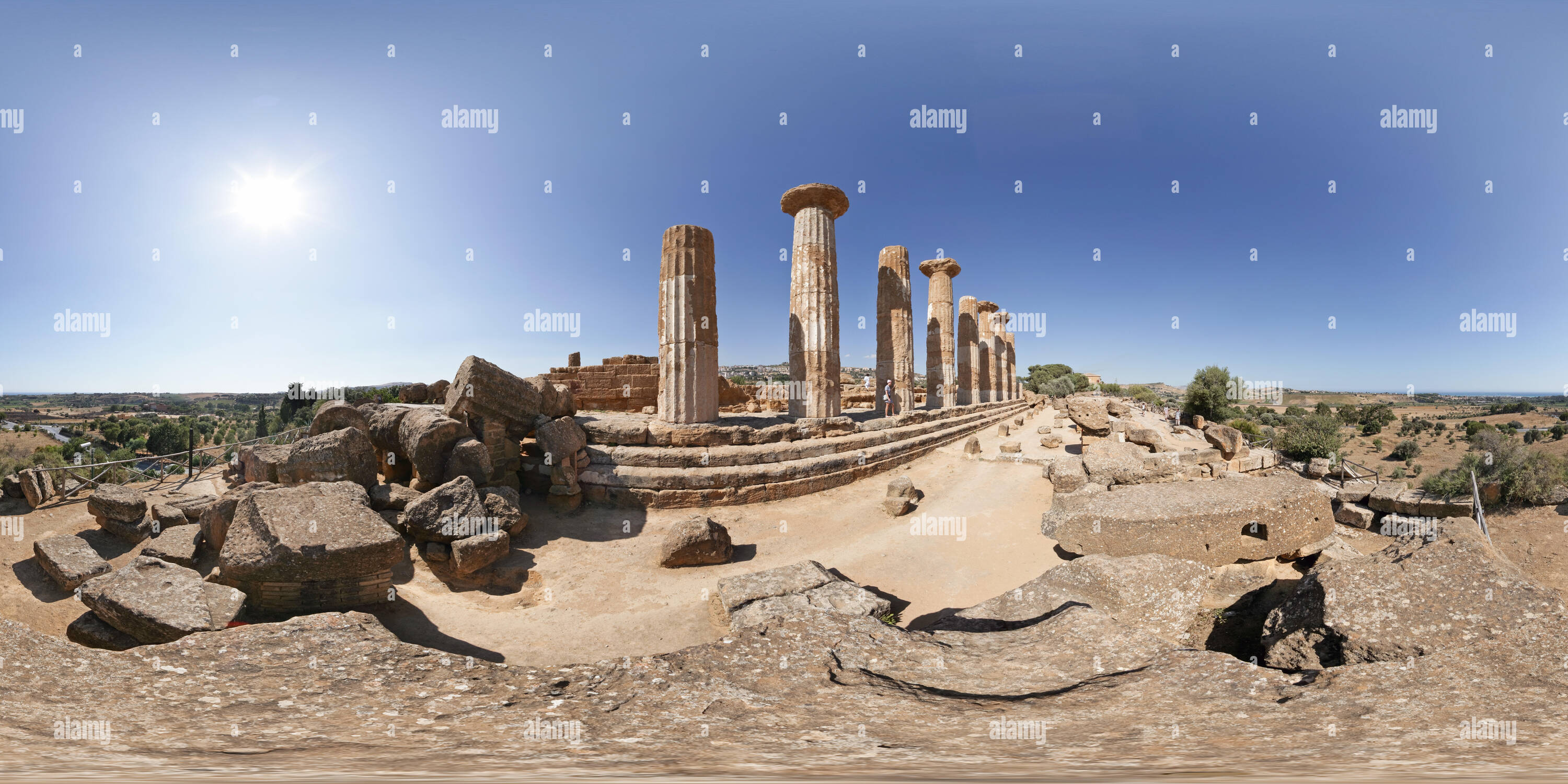 360 Grad Panorama Ansicht von Panorama der Tempel des Herkules im Tal der Tempel, Agrigento, Sizilien, Italien, 360 x 180 Grad equirectangular Bild