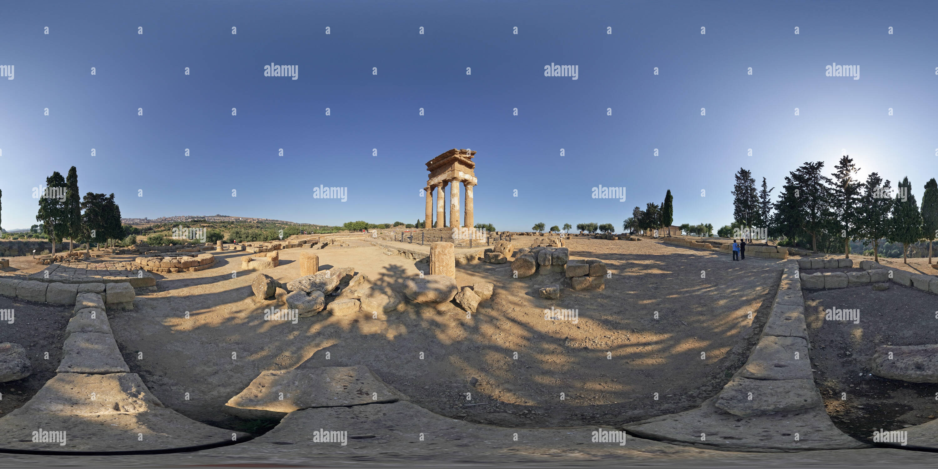 360 Grad Panorama Ansicht von Panorama der Tempel der Dioskuren auf das Tal der Tempel, Agrigento, Sizilien, Italien, am späten Nachmittag Licht, 360 x 180 Grad equirectangular