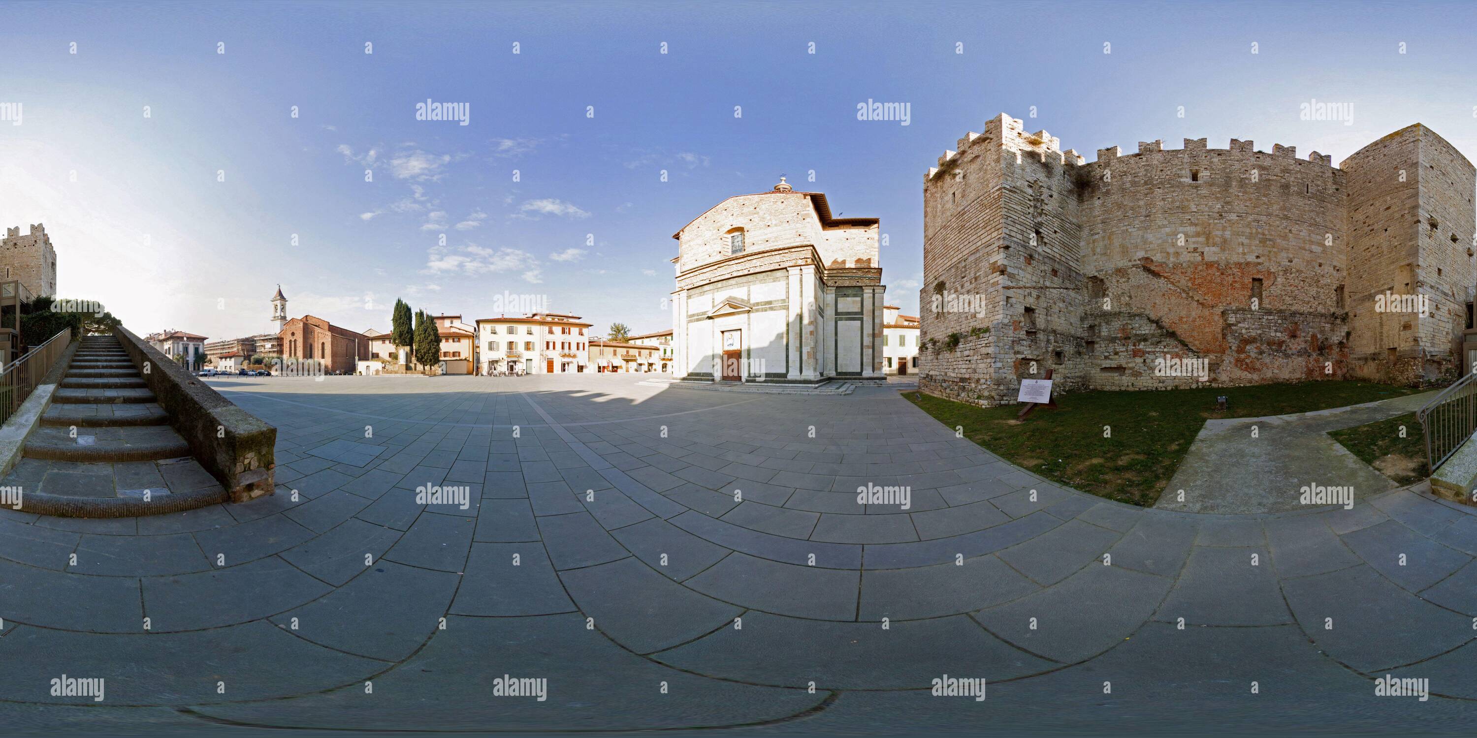 360 Grad Panorama Ansicht von Piazza delle Carceri in Prato mit dem mittelalterlichen Schloss von Friedrich II., dem Heiligen römischen Kaiser und der Kirche S.Maria delle Carceri.