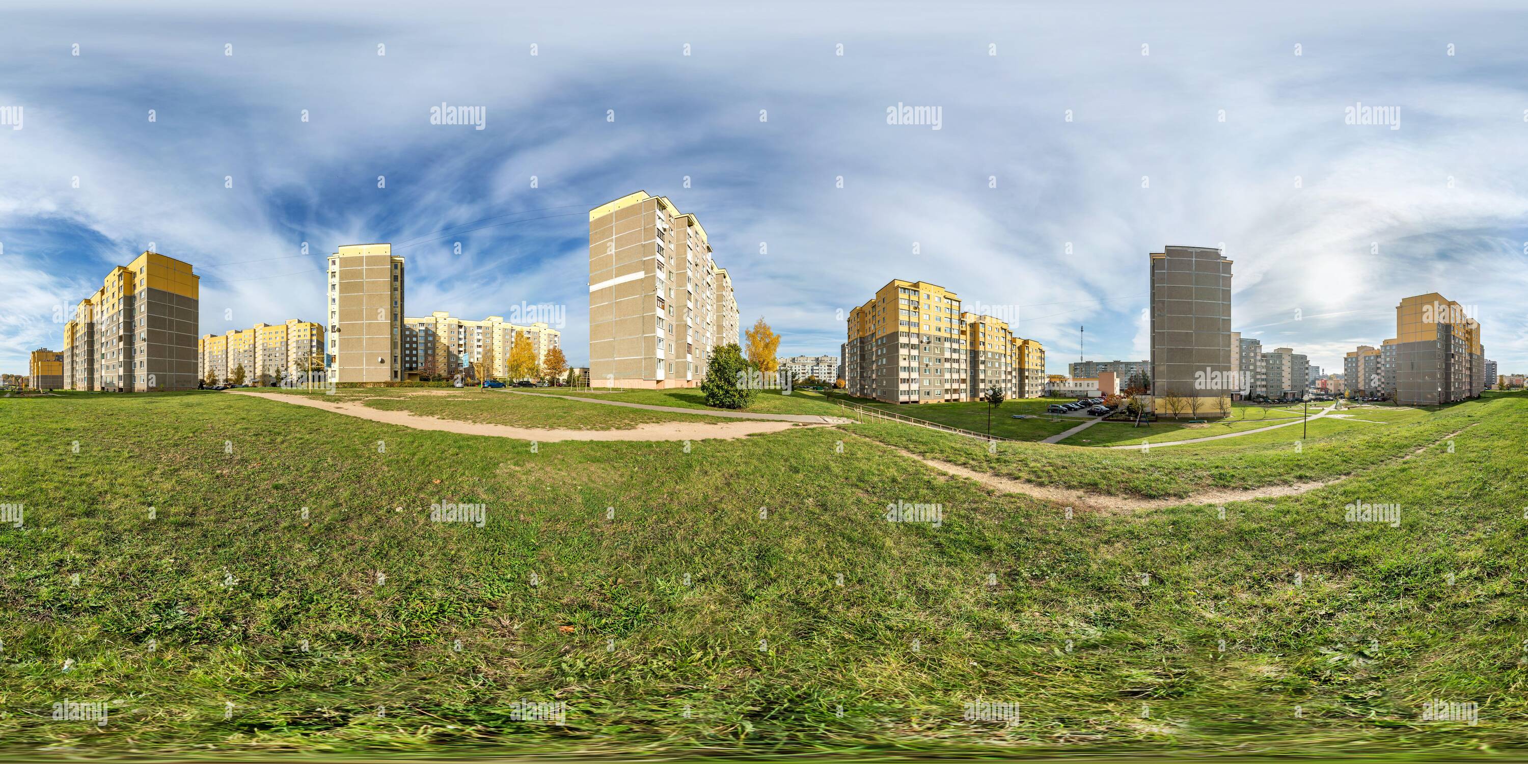 360 Grad Panorama Ansicht von Vollständig nahtloses, kugelförmiges hdri Panorama 360 Grad Blickwinkel Licht in Fenstern der mehrstöckigen Gebäudefläche des Wohnquartiers für Stadtentwicklung in