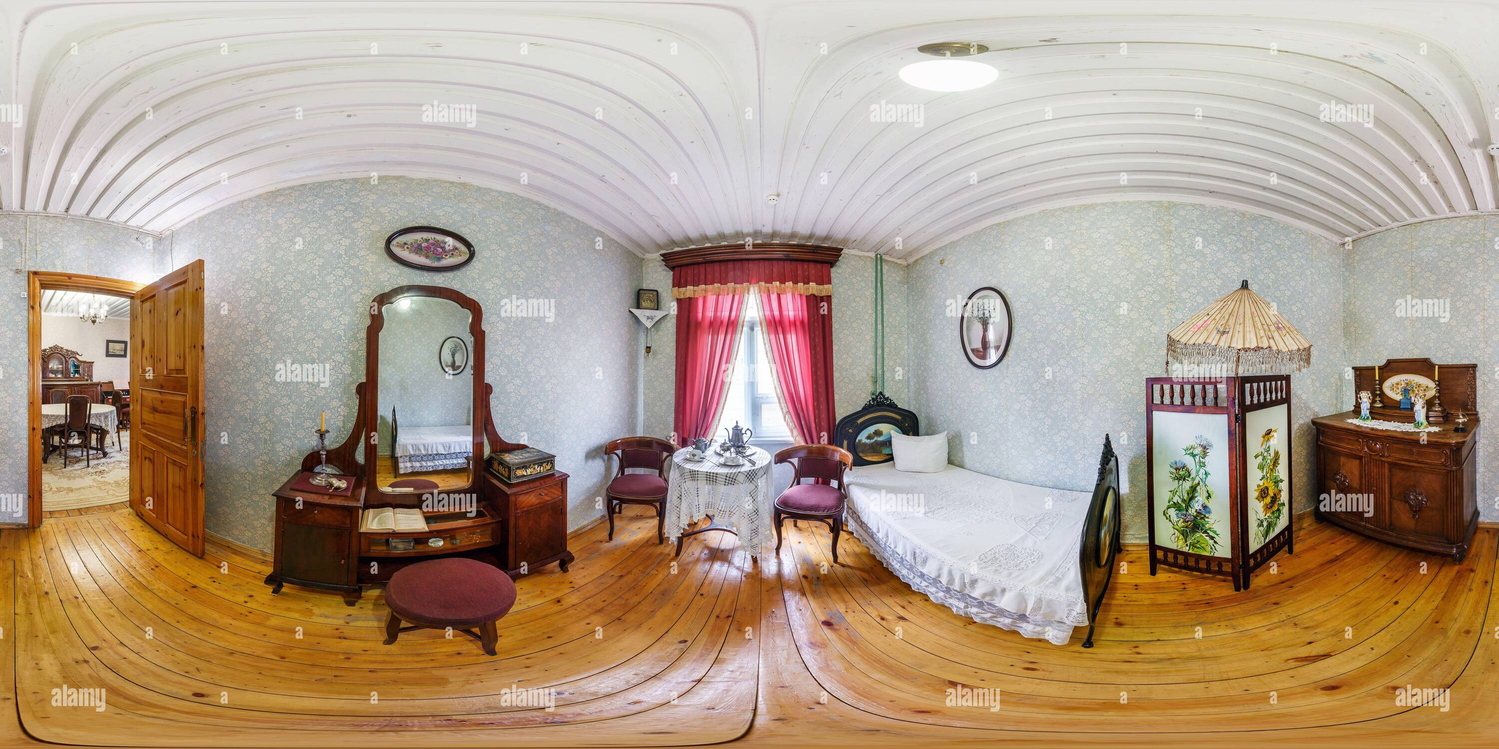 360 Grad Panorama Ansicht von Grodno, WEISSRUSSLAND - MAI 2019: Vollkugelförmiges, nahtloses hdri Panorama 360 Grad Winkel Blick ins Innere des Vintage-Schlafzimmers in äquirechteckigem Projekec