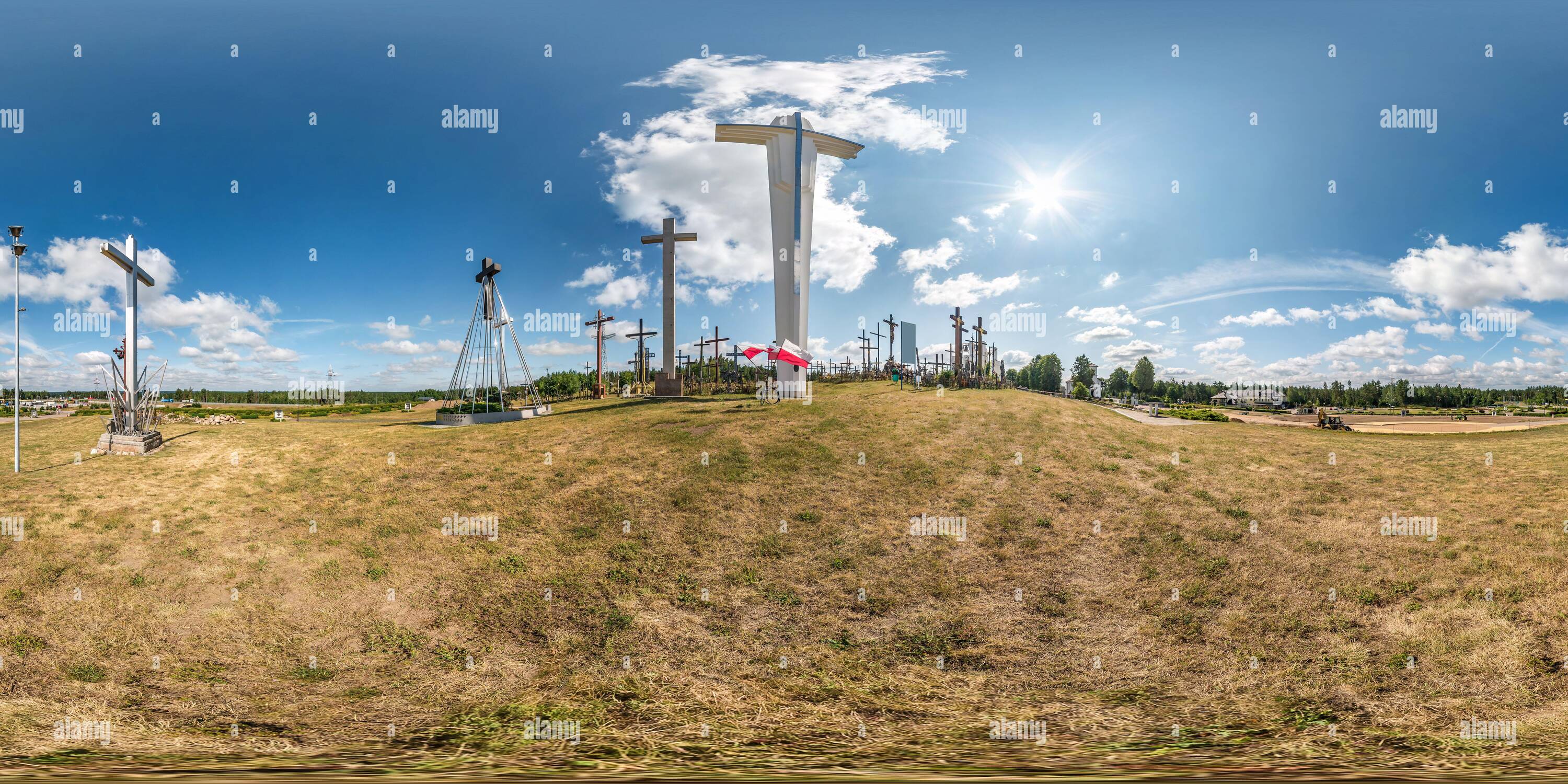 360 Grad Panorama Ansicht von Vollsphärische nahtlose hdri Panorama 360 Grad Betrachtungswinkel auf Feldweg in der Nähe von Berg der Kreuze Denkmal auf Hügel in equirectangular Projektion,