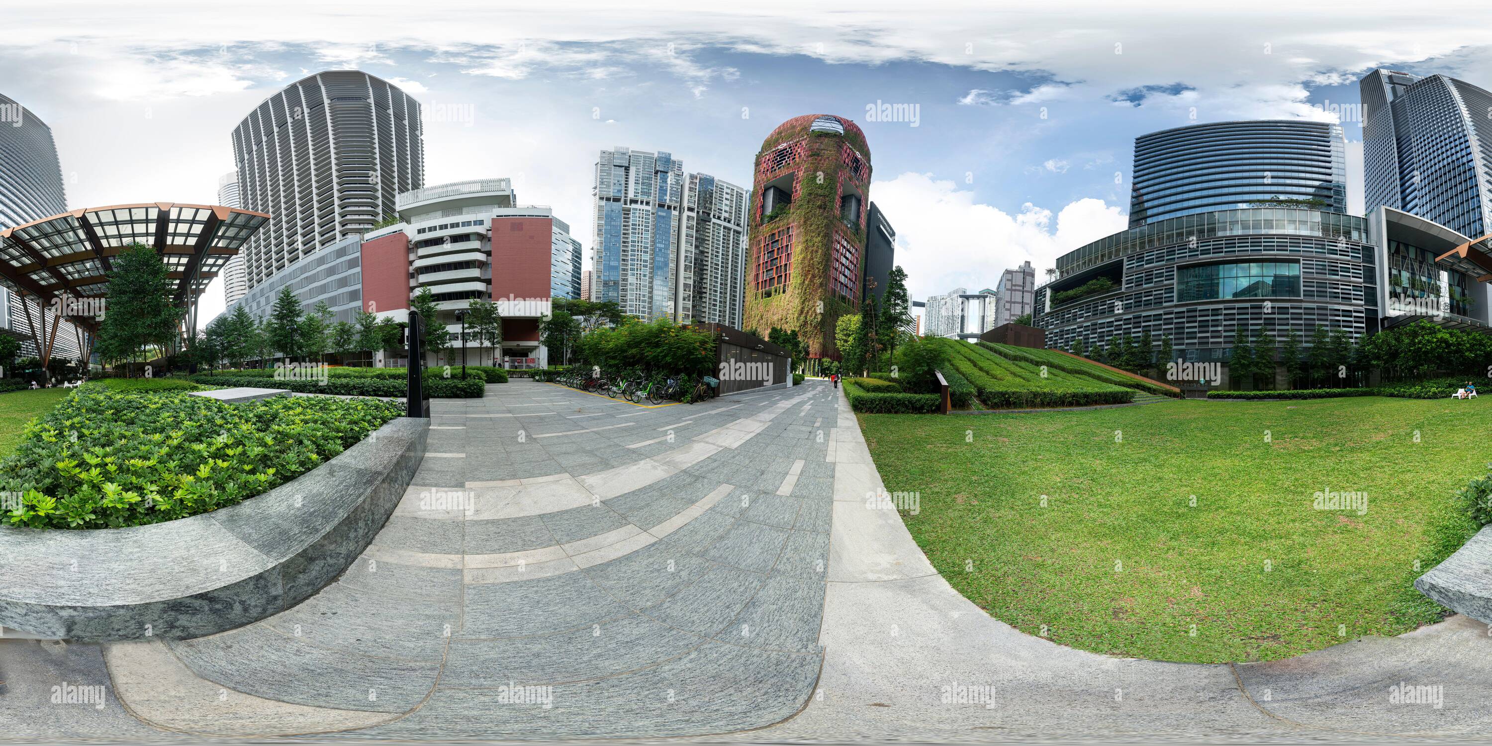 360 Grad Panorama Ansicht von Singapur. Januar 2020. Ein sphärischer 360-Grad-Blick auf die Finanzlage und das Oasia Hotelgebäude. Dies ist ein grüner Turm im Herzen von