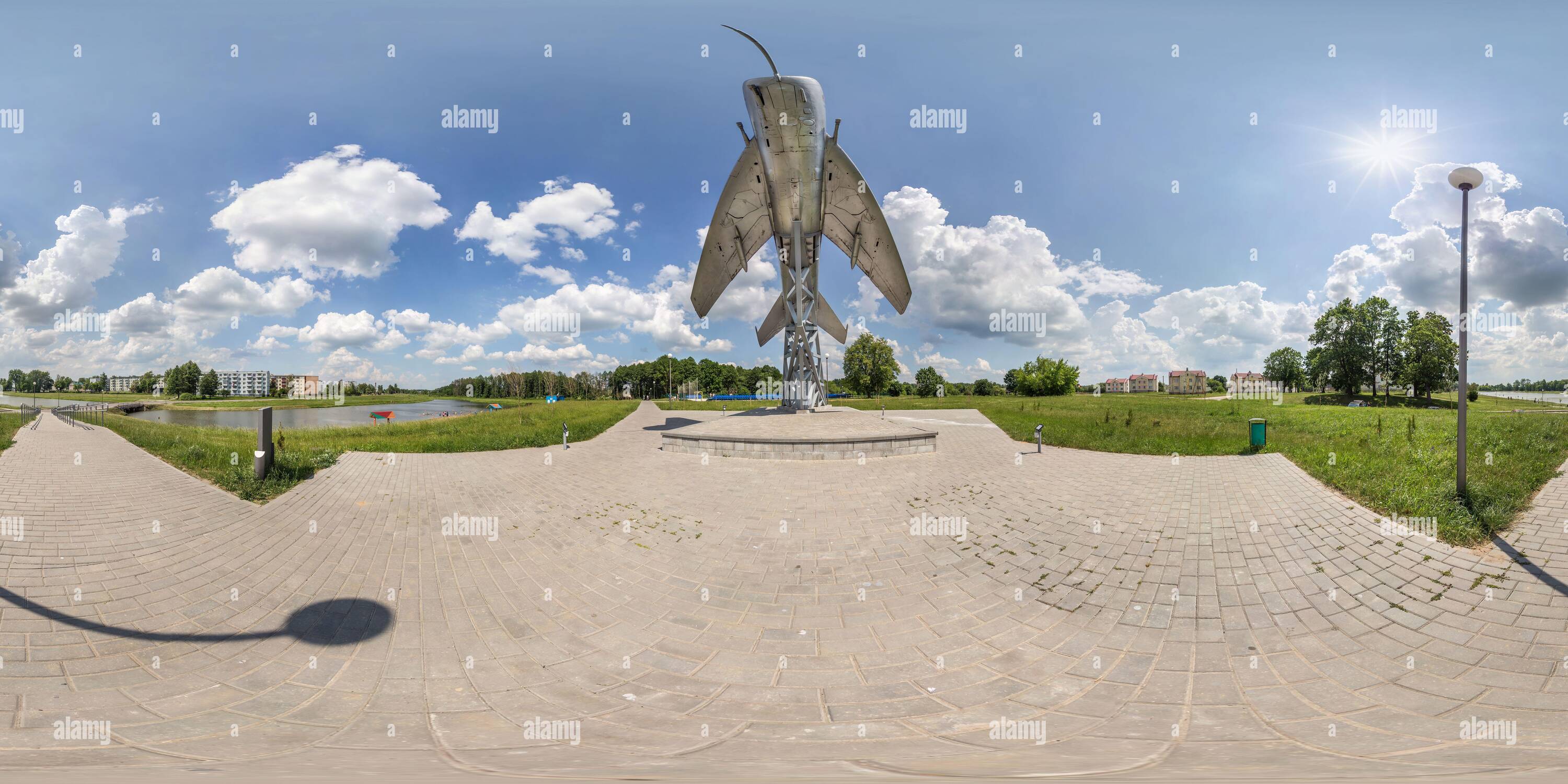 360 Grad Panorama Ansicht von Full-sphärisches hdri-Panorama 360 Grad Winkelansicht in der Nähe alter Militärtransportflugzeuge und Kampfflugzeugdenkmal in äquirechteckiger Projektion.