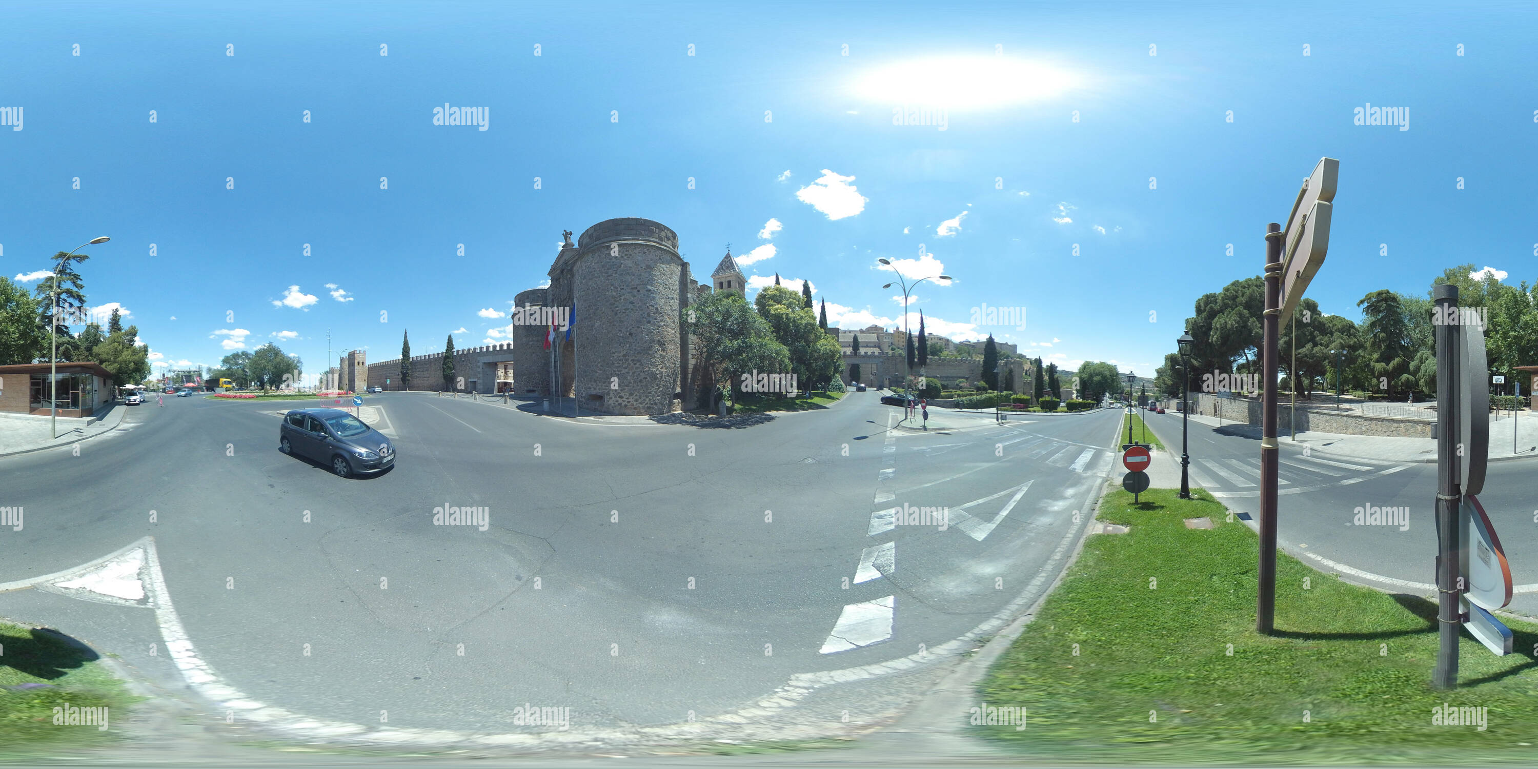 360 Grad Panorama Ansicht von Puerta Nueva de Bisagra (und das Fremdenverkehrsamt)