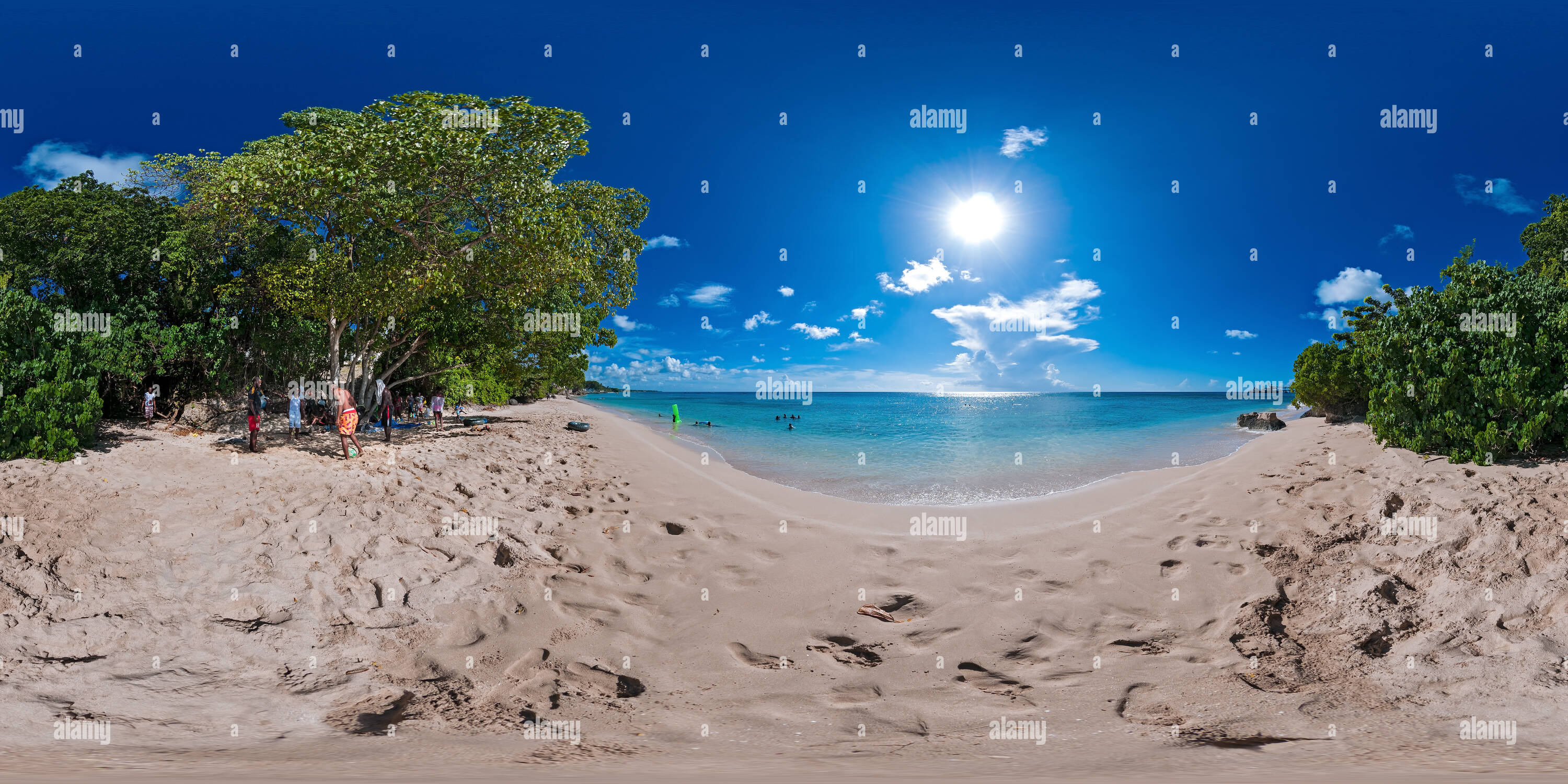 360 Grad Panorama Ansicht von Strand in der Nähe Zementwerk - Gruppe Kalk unter Baum