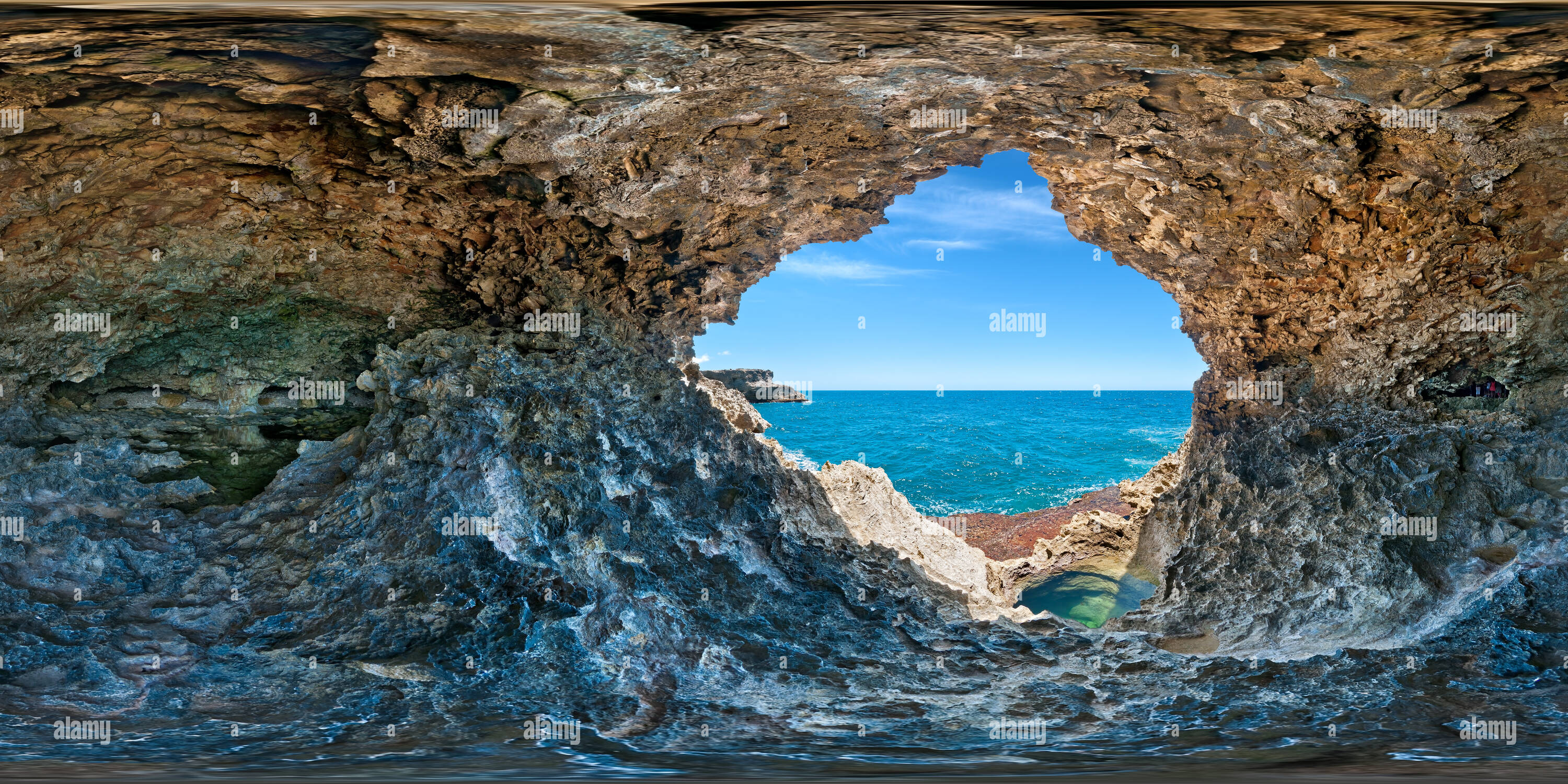 360 Grad Panorama Ansicht von Animal Flower Cave - nahe großer Öffnung zum Meer