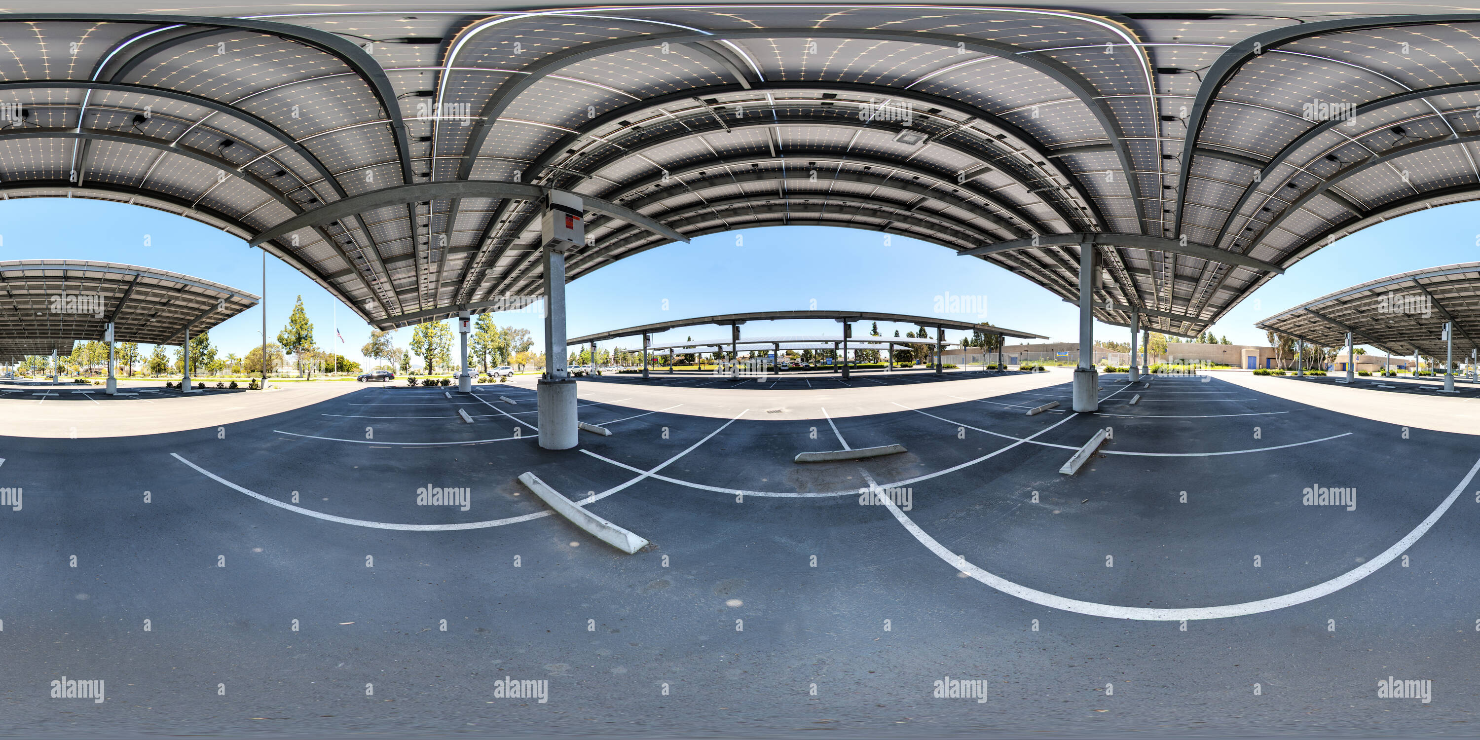 360 Grad Panorama Ansicht von Sonnenkollektoren auf dem Parkplatz in Mira Mesa High School