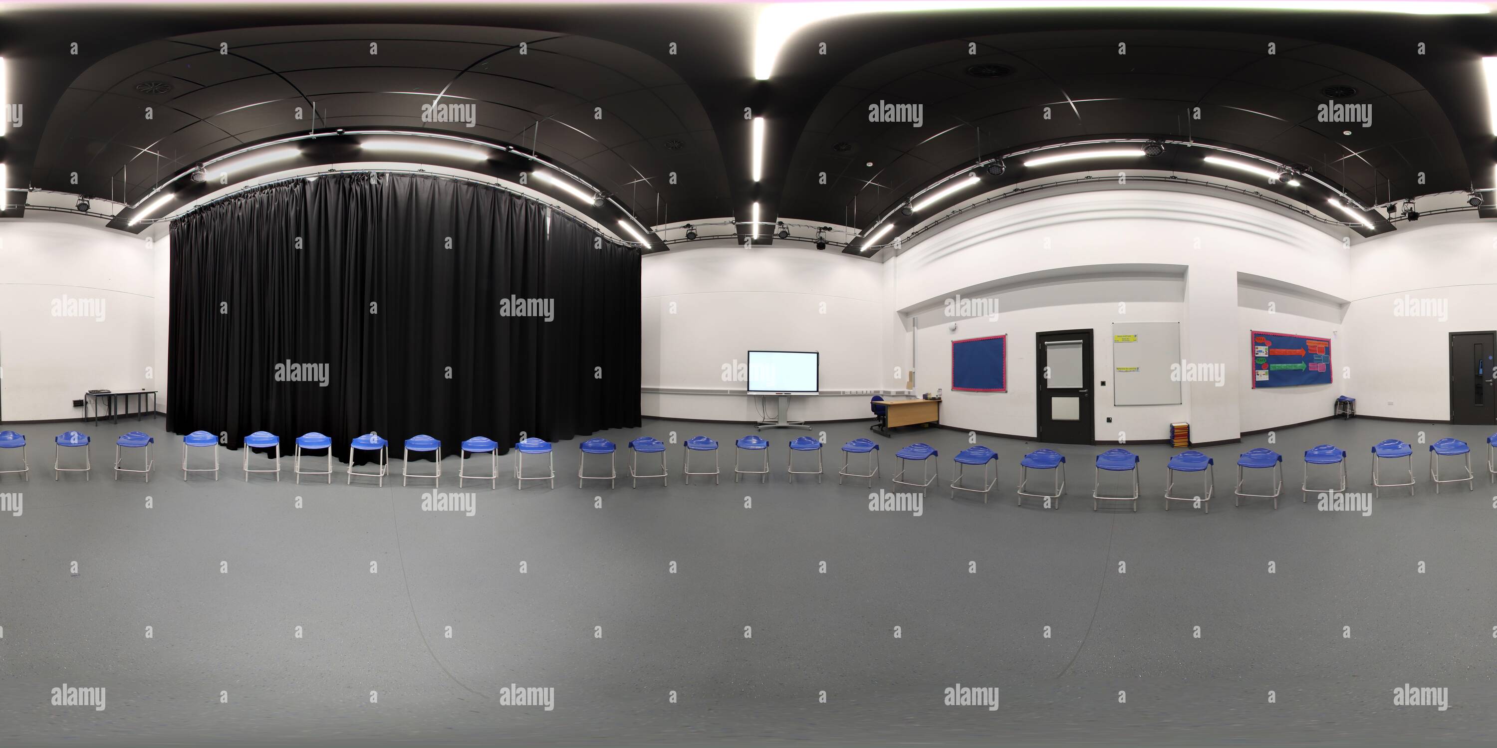 360 Grad Panorama Ansicht von 360 Grad Panoramafoto der Whitcliffe Mount Primary School zeigt ein typisches britisches Schauspielstudio in der britischen Schule