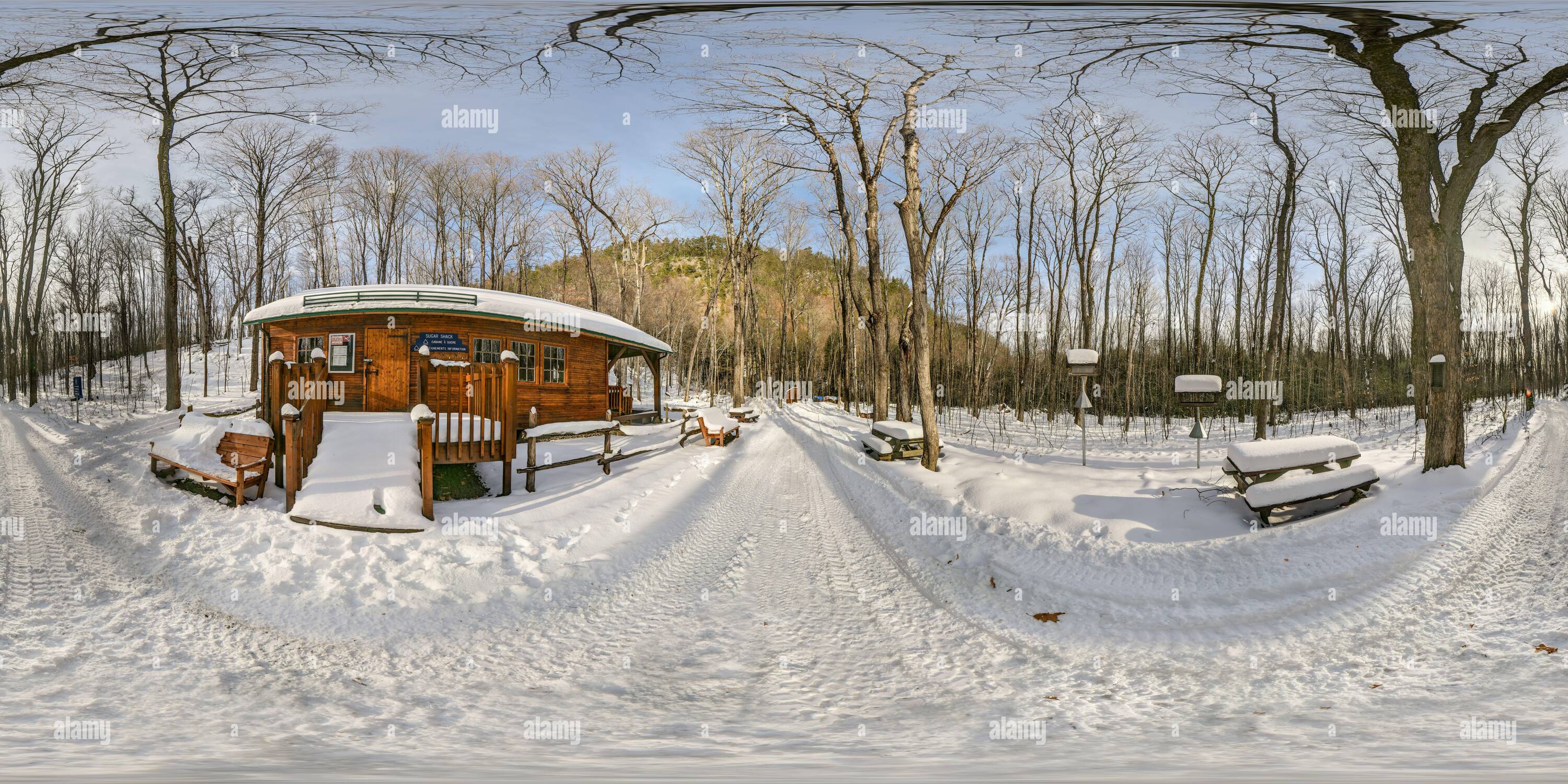 360 Grad Panorama Ansicht von 360 Panorama von L’Érablière (Zuckerbusch) Schutzhütte auf dem L’Érablière-Pfad am Cap Tourmente National Wildlife Bereich in Winte mit Schnee auf dem Boden