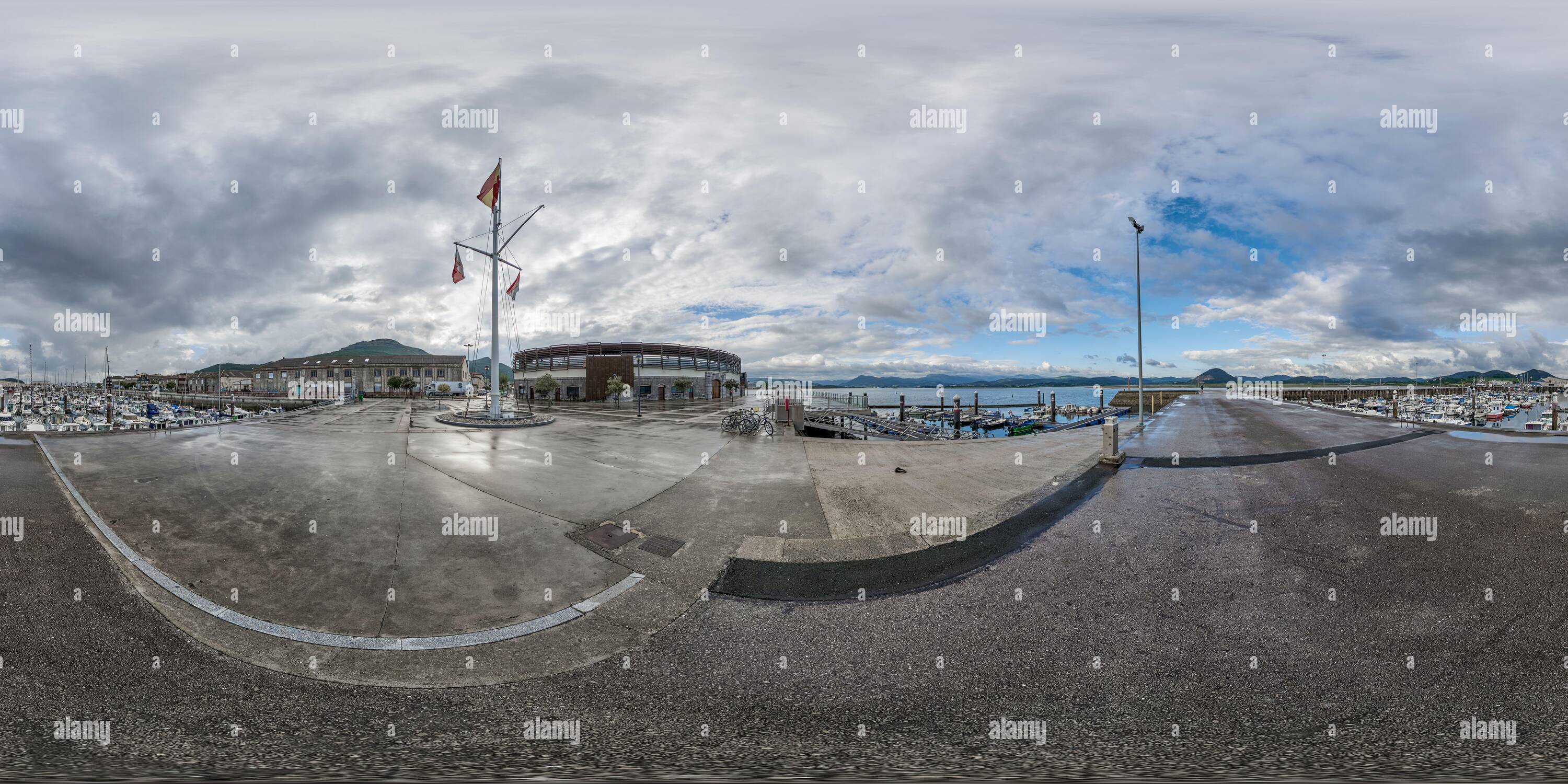 360 Grad Panorama Ansicht von 360 Grad Panorama: Stierkampfarena und Jachthafen der Stadt Santoña in Kantabrien, Spanien, Europa