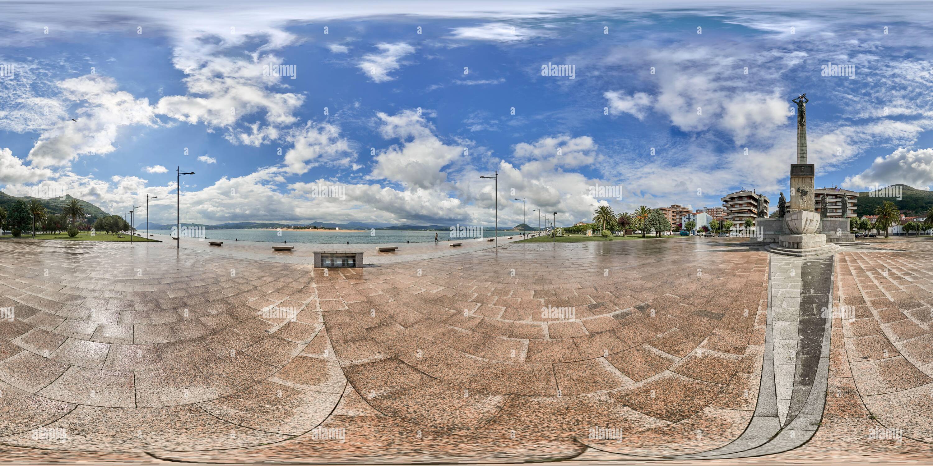 360 Grad Panorama Ansicht von 360 Grad Panorama: Denkmal für Luis Carrero Blanco antepenultimate Präsident der Franco-Regierung, El Pasaje Promenade in Santoña, Kantabrien.
