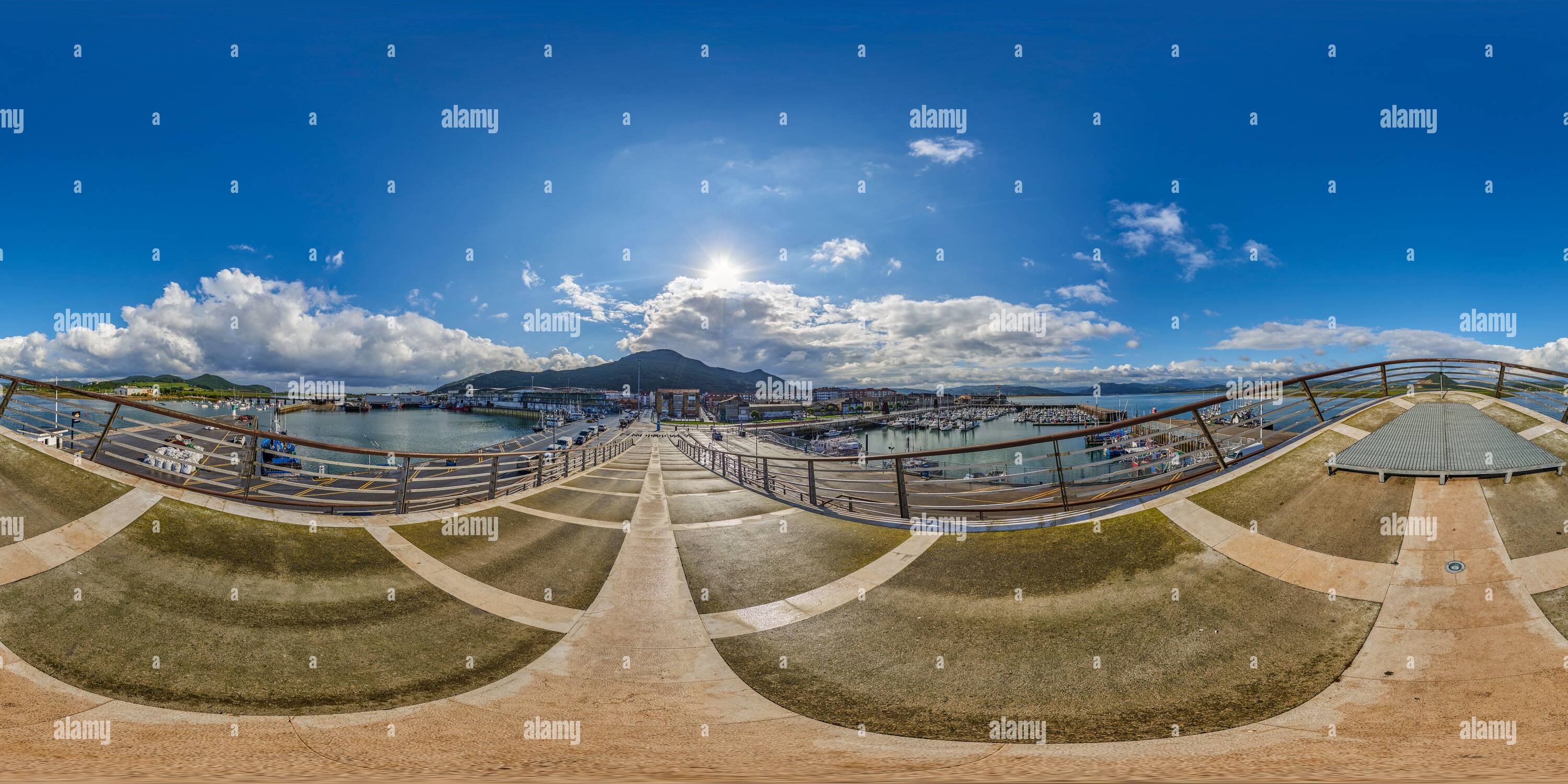 360 Grad Panorama Ansicht von 360 Grad Panorama: Interpretation Zentrum des Naturparks der Sümpfe von Santoña, Victoria und Joyel, Kantabrien, Spanien, Europa