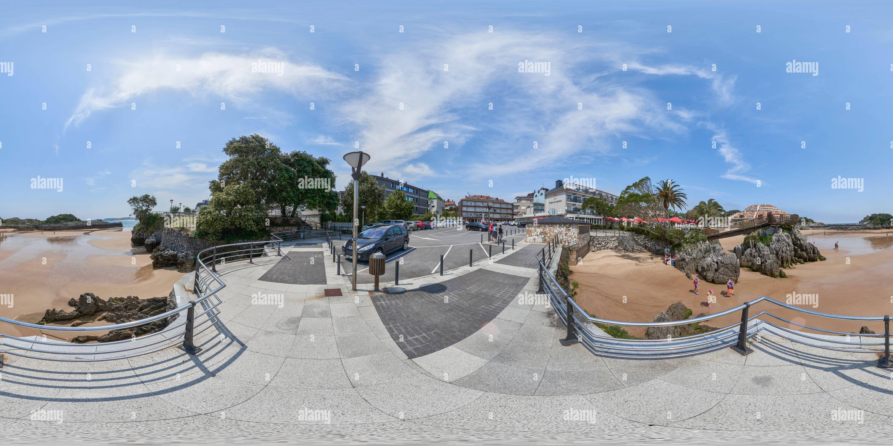 360 Grad Panorama Ansicht von 360 Grad Panorama: Strand del sable en el Pueblo de Isla en Cantabria, España, Europa