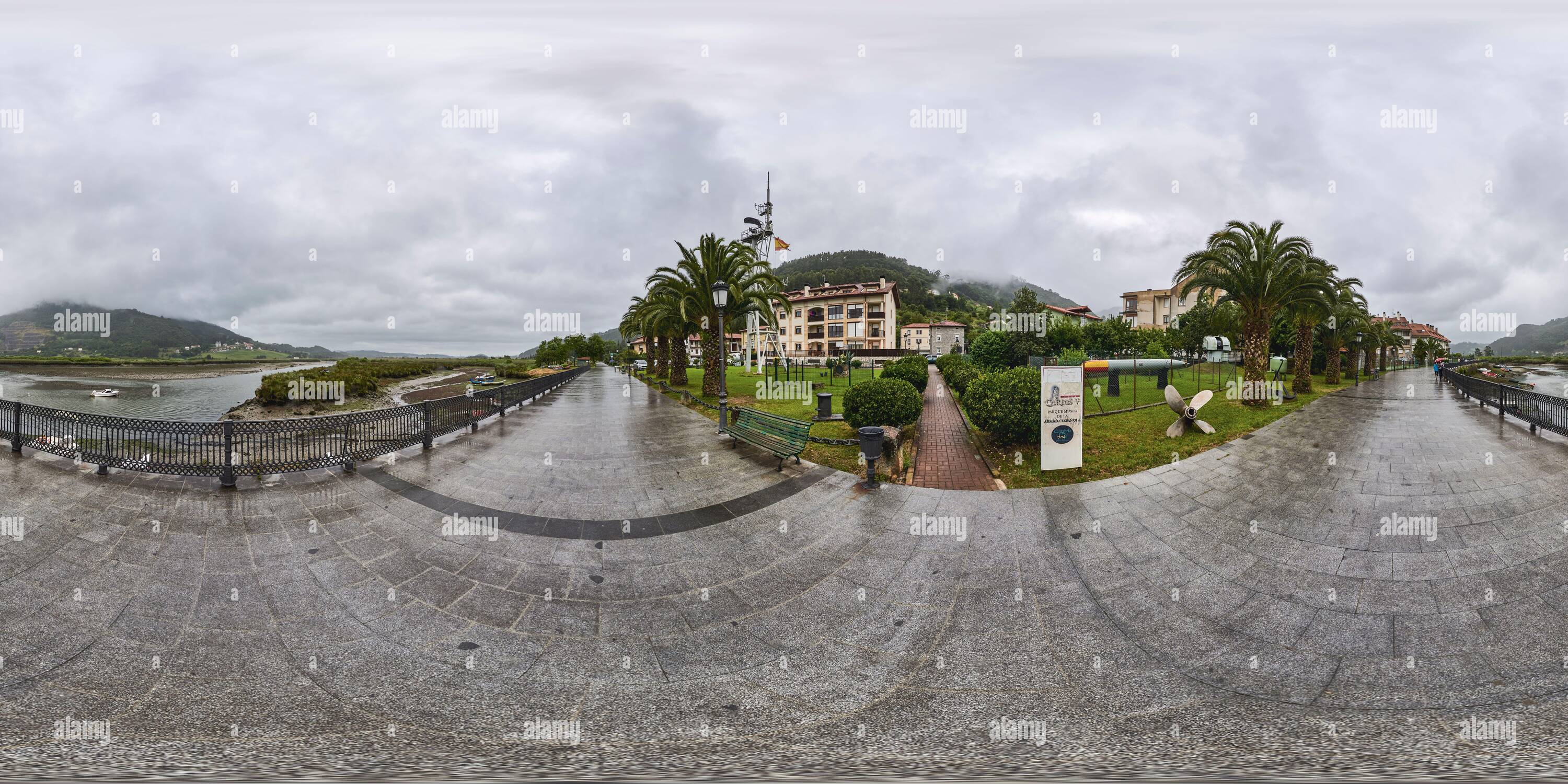 360 Grad Panorama Ansicht von 360 Grad Panorama: Museum des Hispaniola Parks an der Promenade des Flusses Aso in der Gemeinde Limpias, Kantabrien, Spanien, Europa