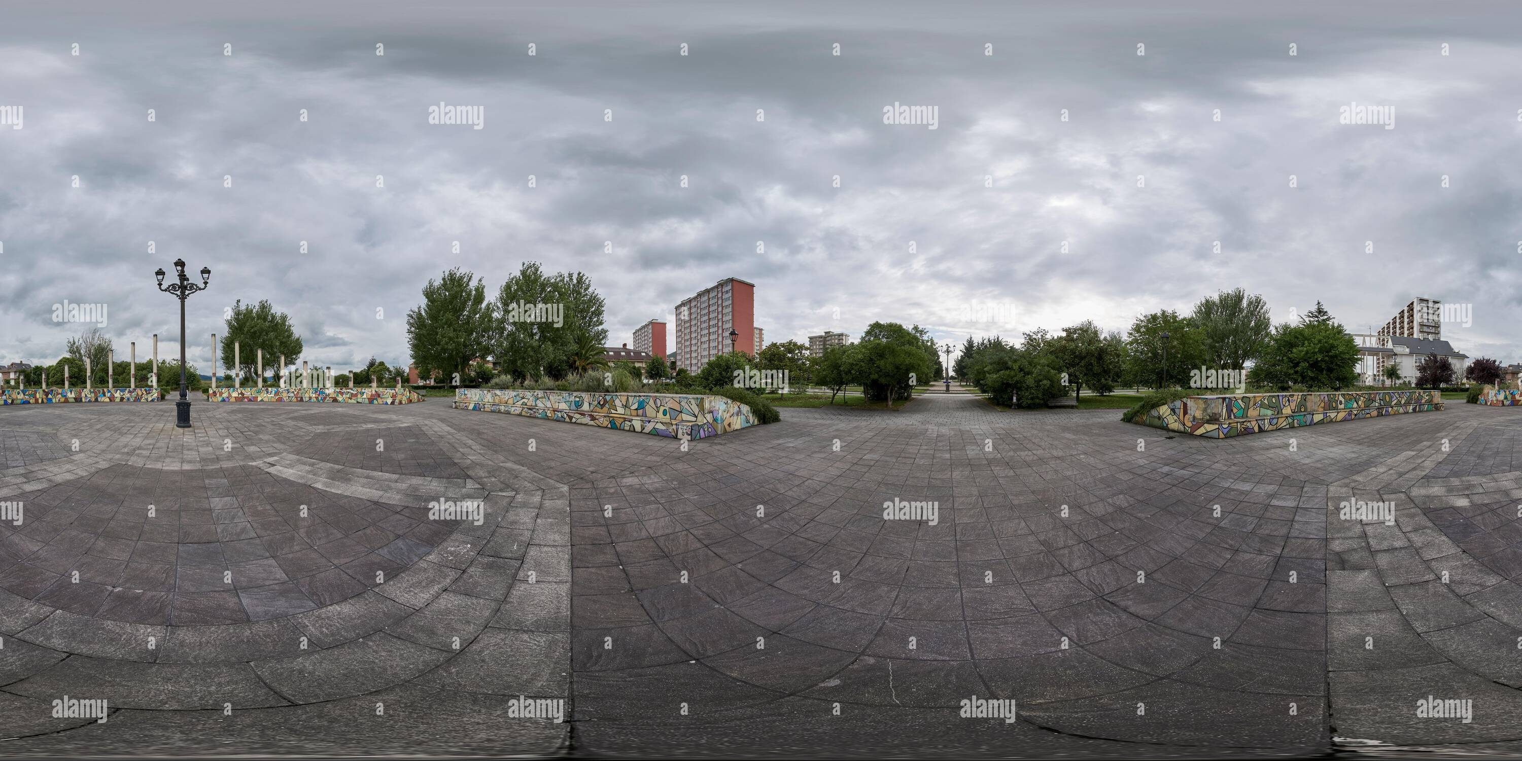 360 Grad Panorama Ansicht von 360 Grad Panorama: Platz zur Erinnerung an die Städtepartnerschaft zwischen der Stadt Cenon (Frankreich) und dem Dorf Pejina (Laredo), Kantabrien, Spanien,