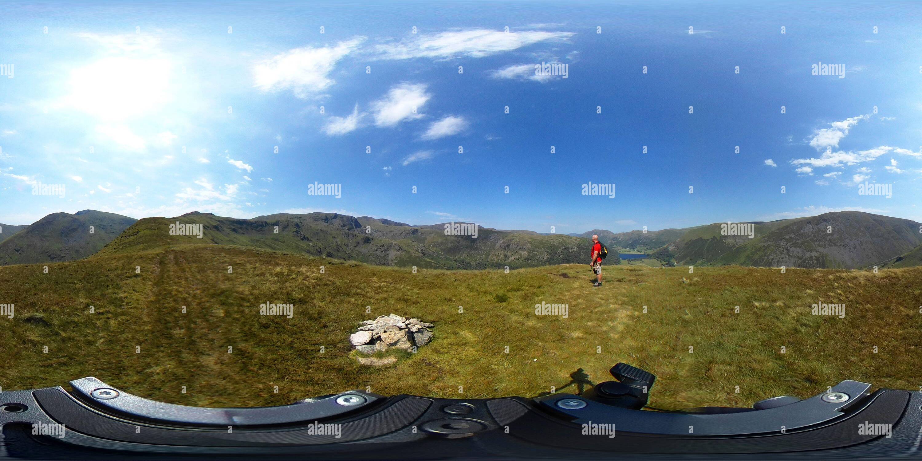 360 Grad Panorama Ansicht von Walker am Gipfel Cairn of Little Hart Crag Fell, Hartsop Valley, Kirkstone Pass, Lake District National Park, Cumbria, England, Großbritannien Little Hart Cra