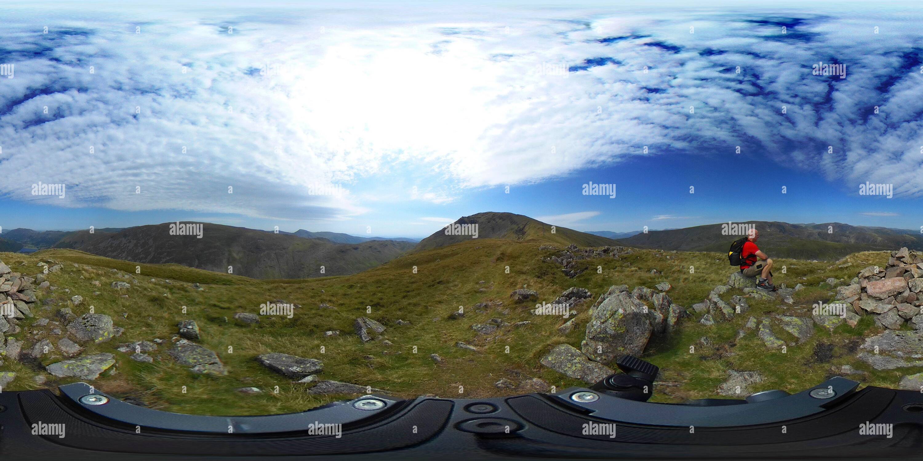 360 Grad Panorama Ansicht von Walker at the Summit Cairn of Middle Dodd Fell, Hartsop Valley, Kirkstone Pass, Lake District National Park, Cumbria, England, UK Middle Dodd Fell ist