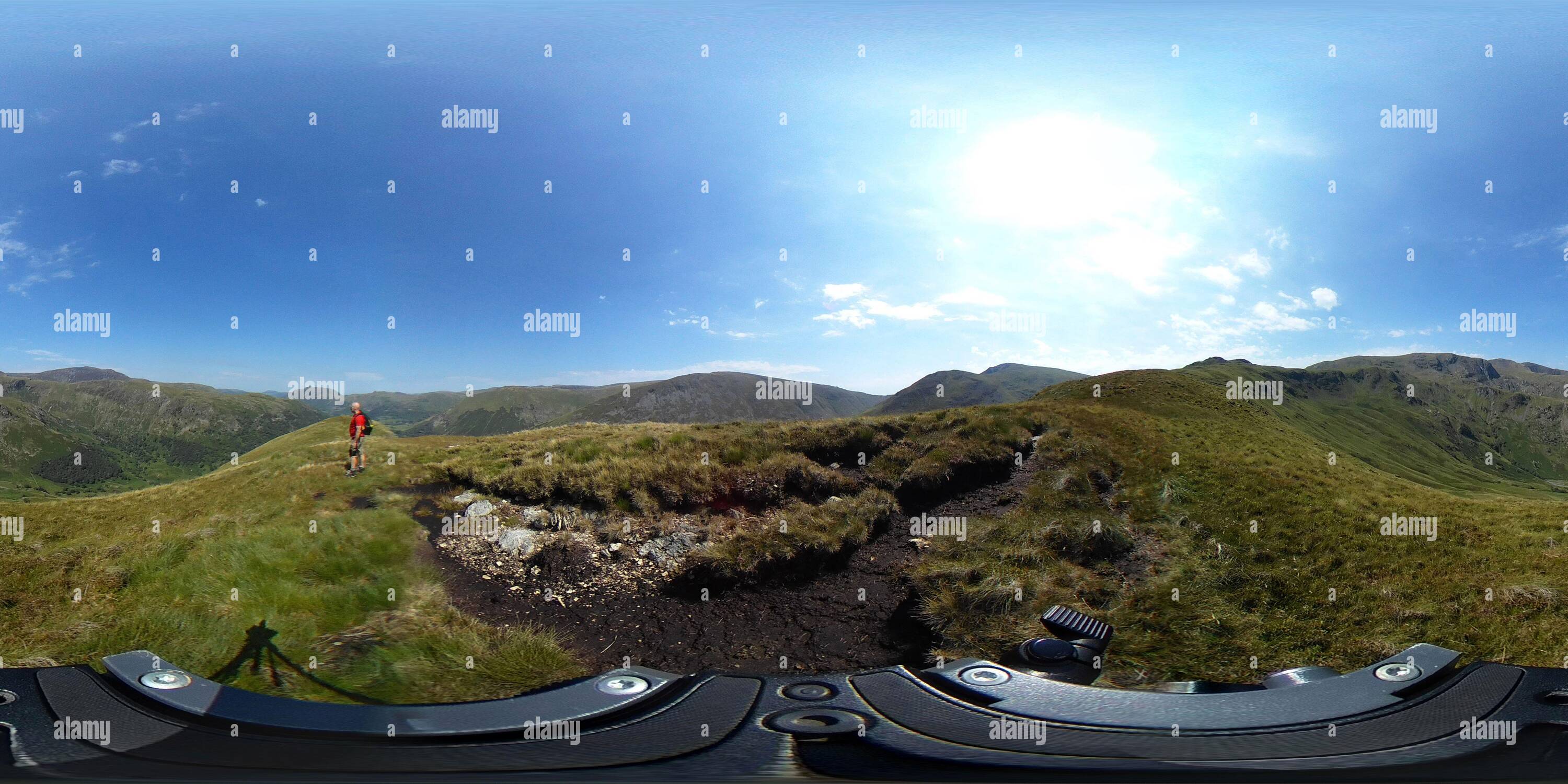 360 Grad Panorama Ansicht von Walker at the Summit Cairn of Middle Dodd Fell, Hartsop Valley, Kirkstone Pass, Lake District National Park, Cumbria, England, UK Middle Dodd Fell ist