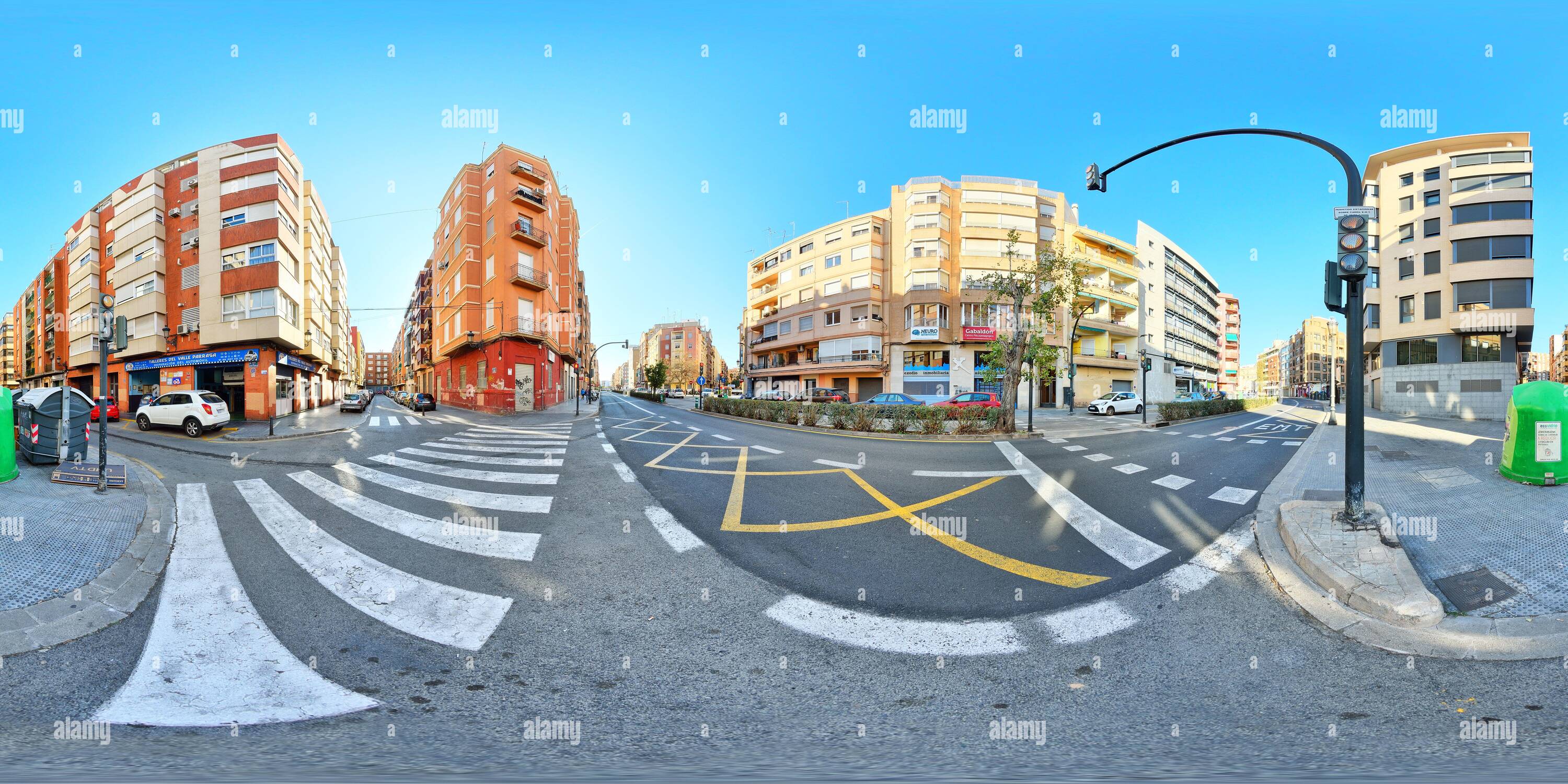 360 Grad Panorama Ansicht von 360 Blick auf eine Straße in Valencia an einem sonnigen Tag, an einer Kreuzung neben einer Fußgängerüberführung mit Mittelhäusern. Virtual Reality Konzept