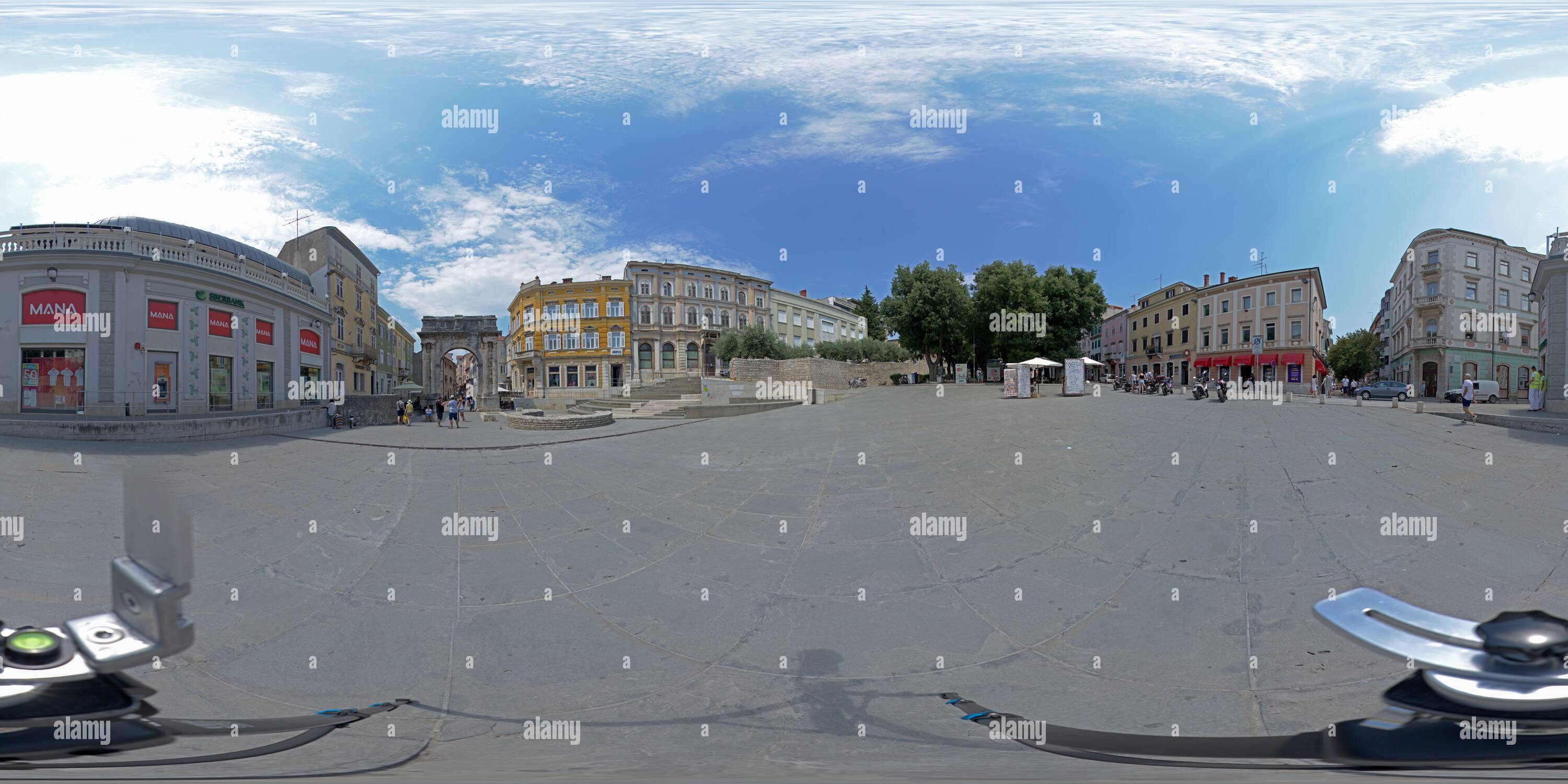 360 Grad Panorama Ansicht von 360 Grad Foto, Platz vor dem Bogen von Sergii, Pula, Istrien, Kroatien