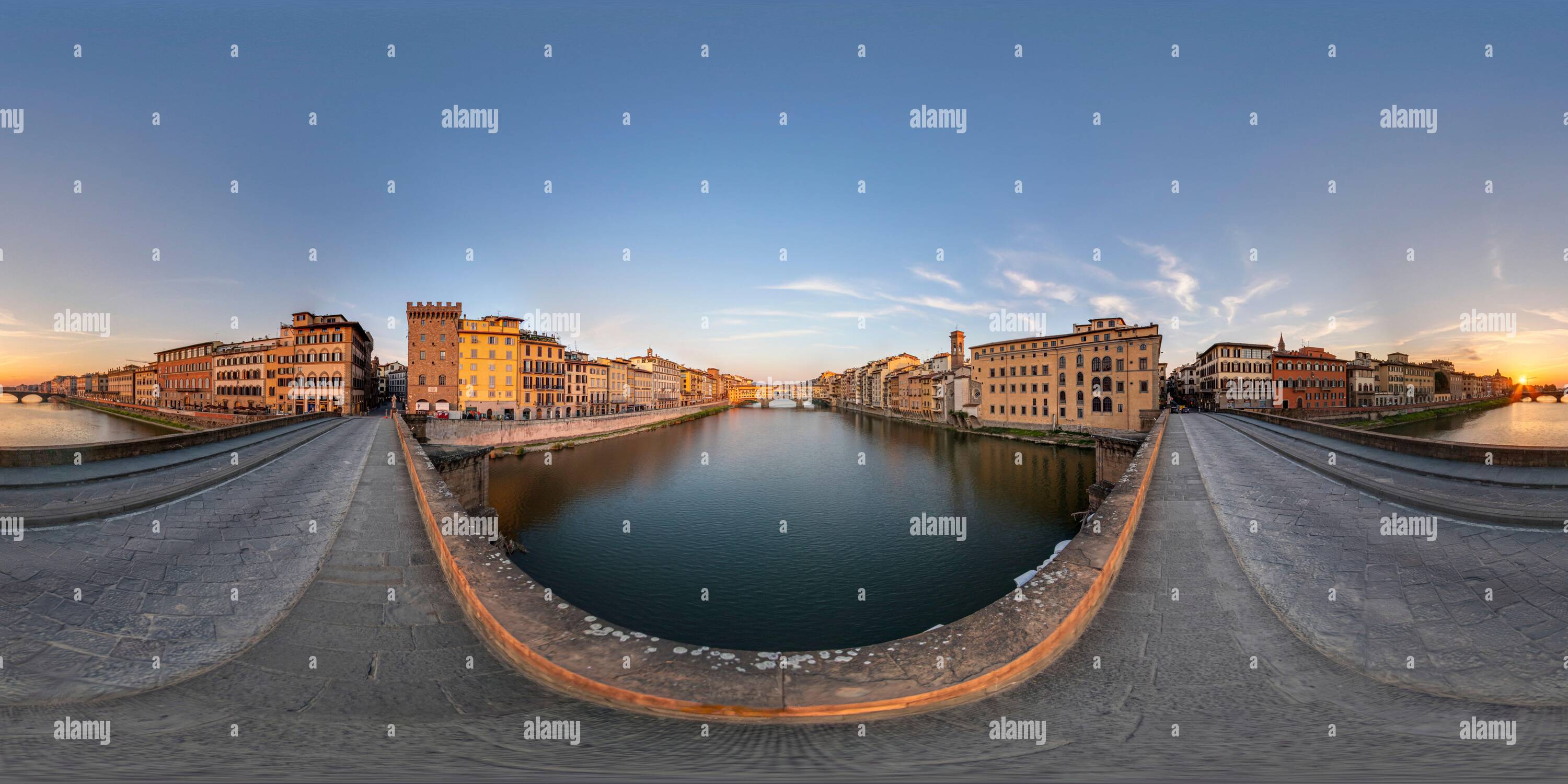 360 Grad Panorama Ansicht von Eine ungewöhnliche und nie zuvor gesehene Ponte Santa Trinita Florenz, mit Blick auf die Ponte Vecchio. Spektakulär und leer, lebendig und ergreifend bei den 360 Grad