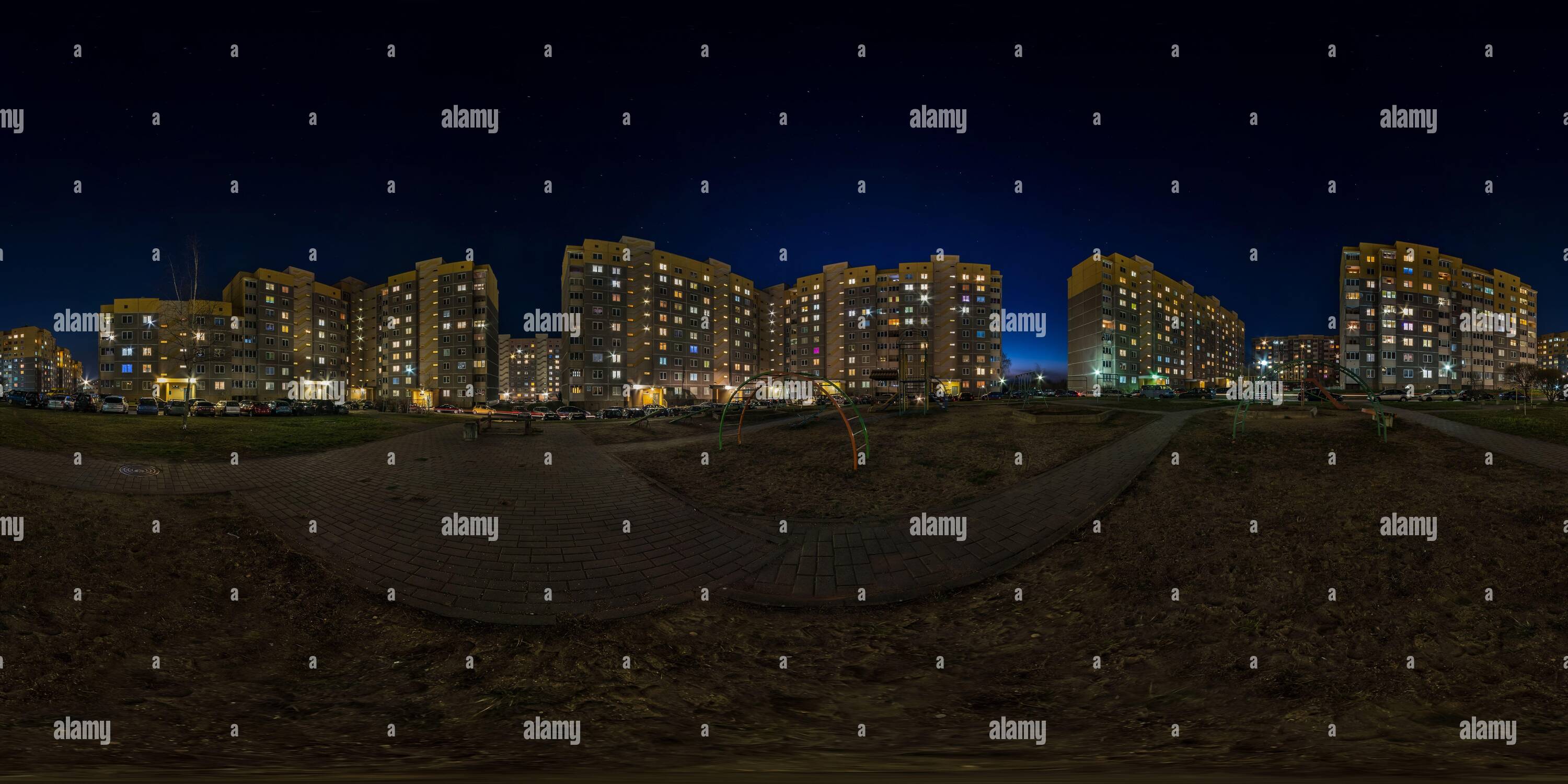 360 Grad Panorama Ansicht von Full nahtloses spherical hdri night Panorama 360 auf leerer Straße Von mehrstöckigen Gebäuden Wohnviertel mit Licht in den Fenstern in Gleicheckig p
