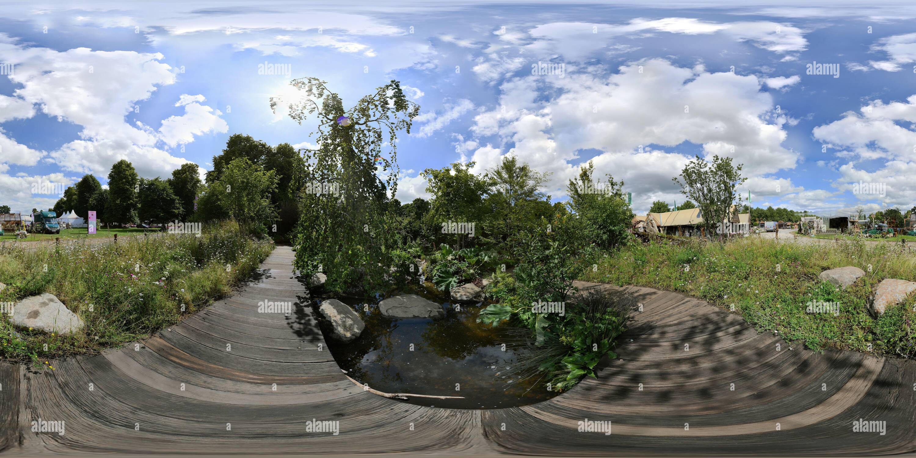 360 Grad Panorama Ansicht von Der RHS „Back to Nature“-Garten, der von der Herzogin von Cambridge beim Hampton Court Flower Festival 2019 entworfen wurde. BILD : MARK PAIN / ALAMY