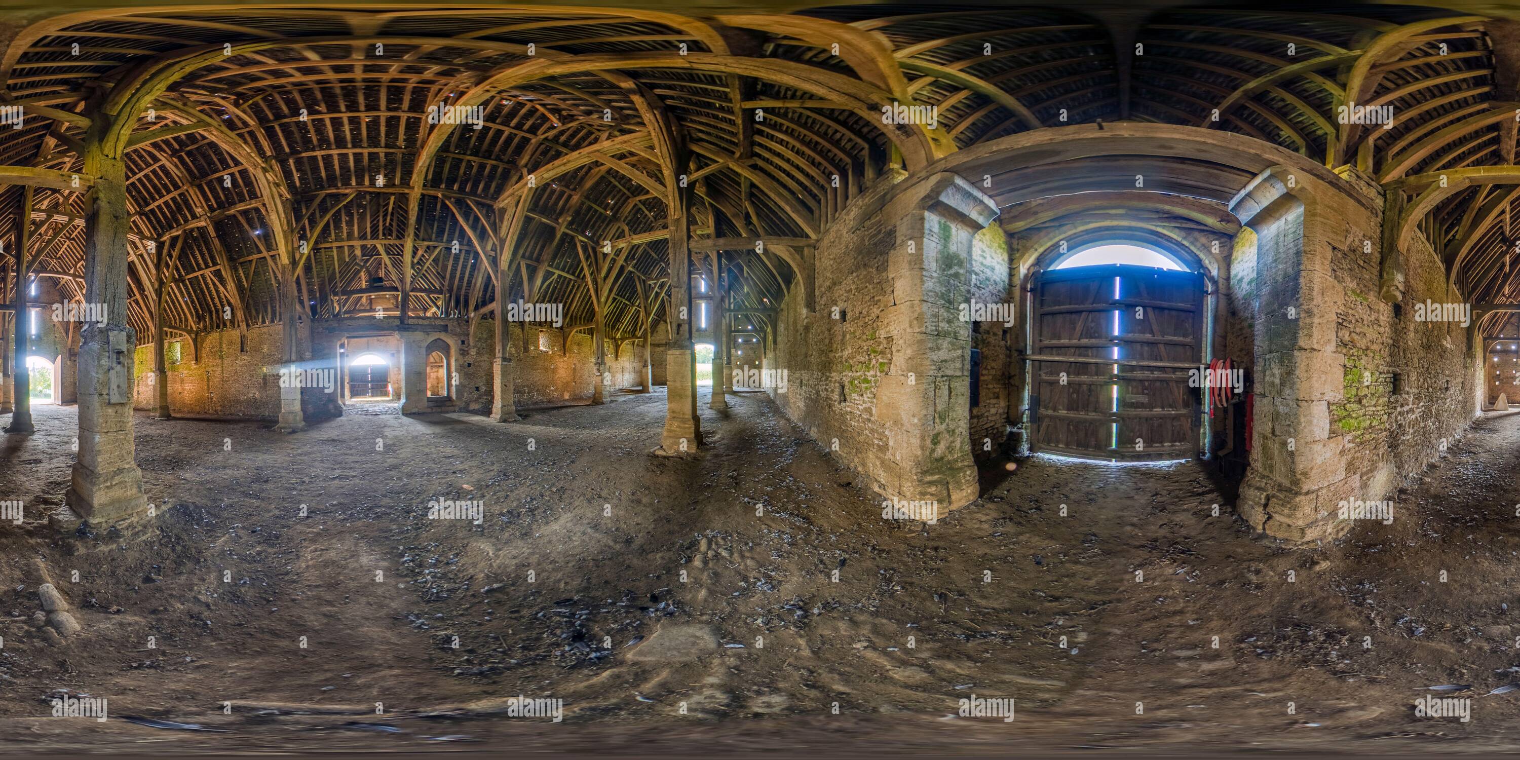 360 Grad Panorama Ansicht von Der Innenraum von Great Coxwell Tithe Barn