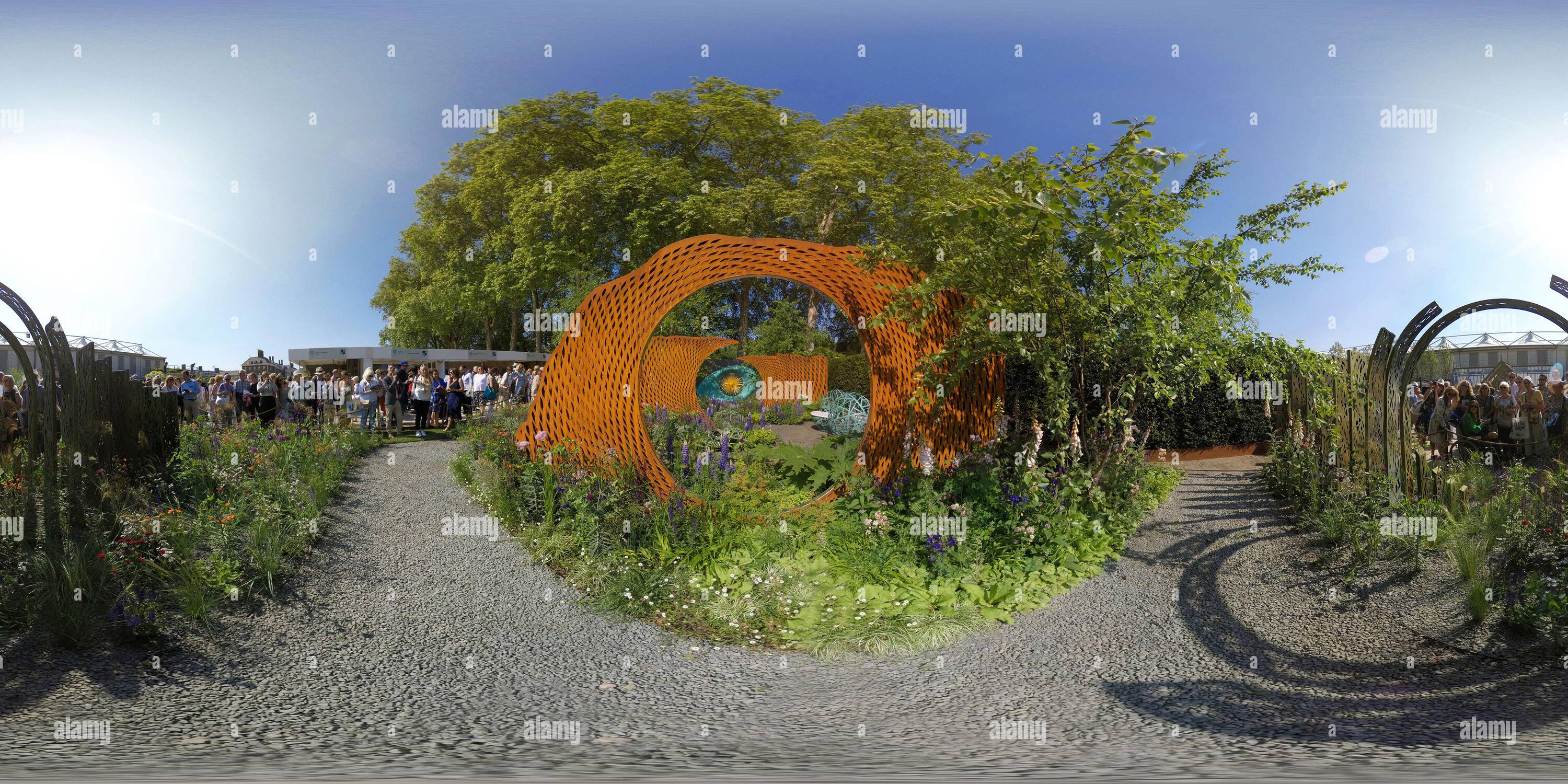 360 Grad Panorama Ansicht von Werfen Sie einen Blick auf den schönen David Harber und Savills Show Garden auf der Chelsea Flower Show 2018. BILD : © MARK PAIN / ALAMY