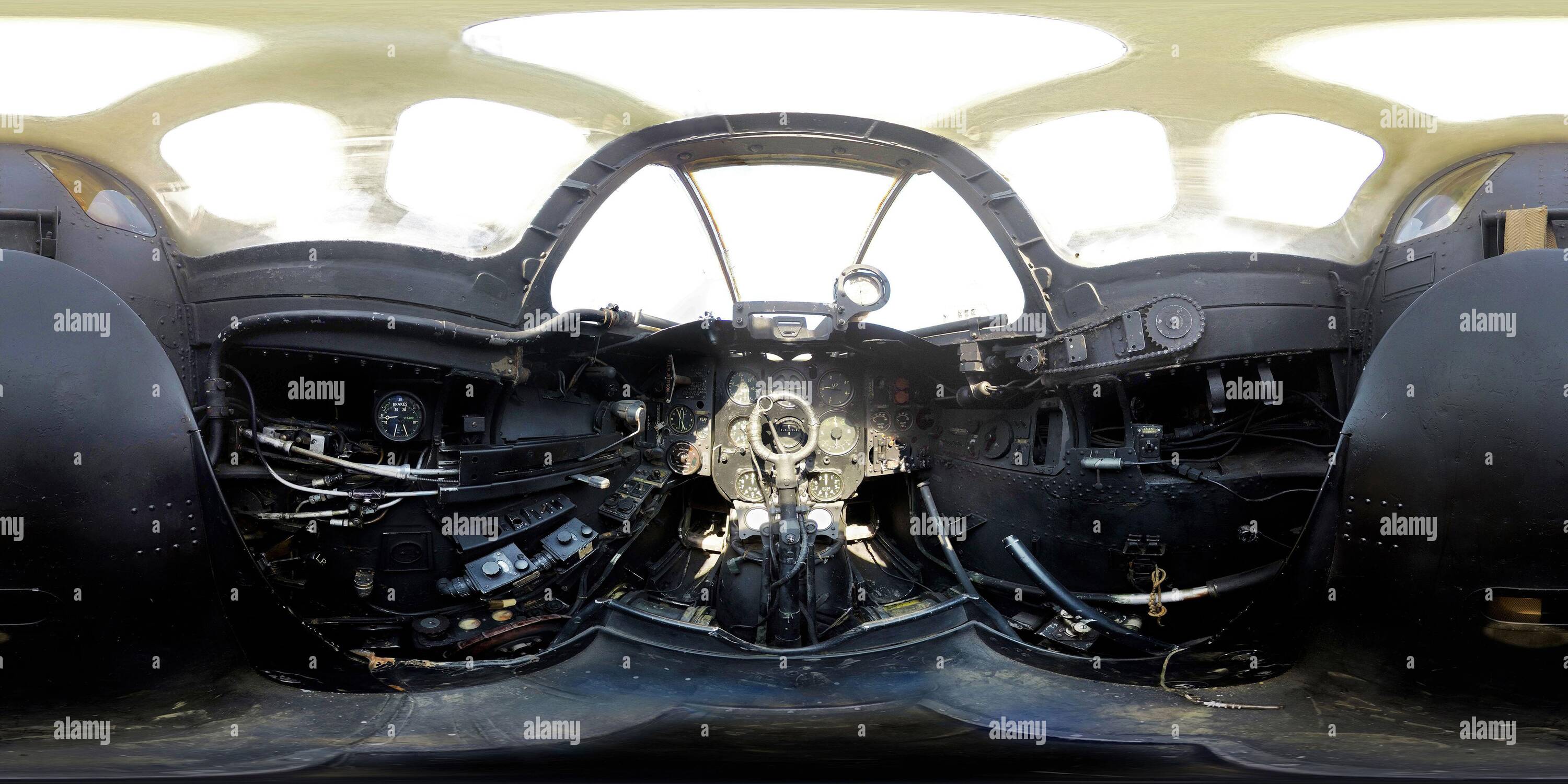 360 Grad Panorama Ansicht von Werfen Sie einen Blick um das Cockpit eines RAF Gloster Meteor F.4. Bildnachweis: © Mark Pain / ALAMY